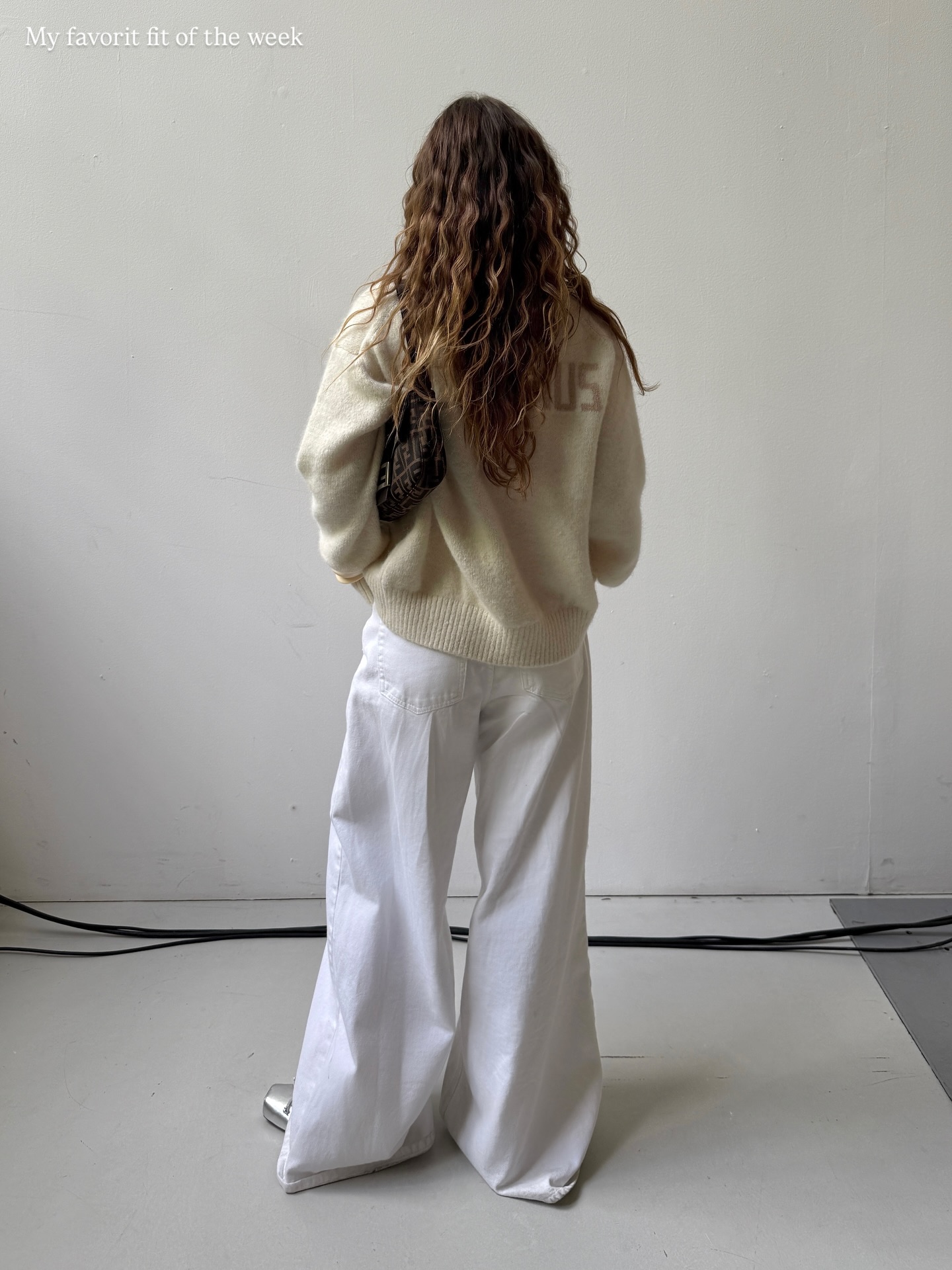 사계절 필수템 화이트팬츠🤍
하루 코디를 깔끔하게 정리해주는 만능 팬츠🦢✨ 이미지3