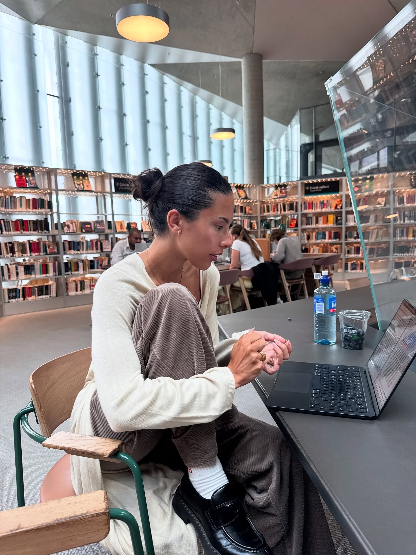 다리 얼기 전에 코듀로이 팬츠로🐻
겨울에 데님 팬츠만 입기 추우니까🤎💨 코듀로이로 따뜻하게 이미지1