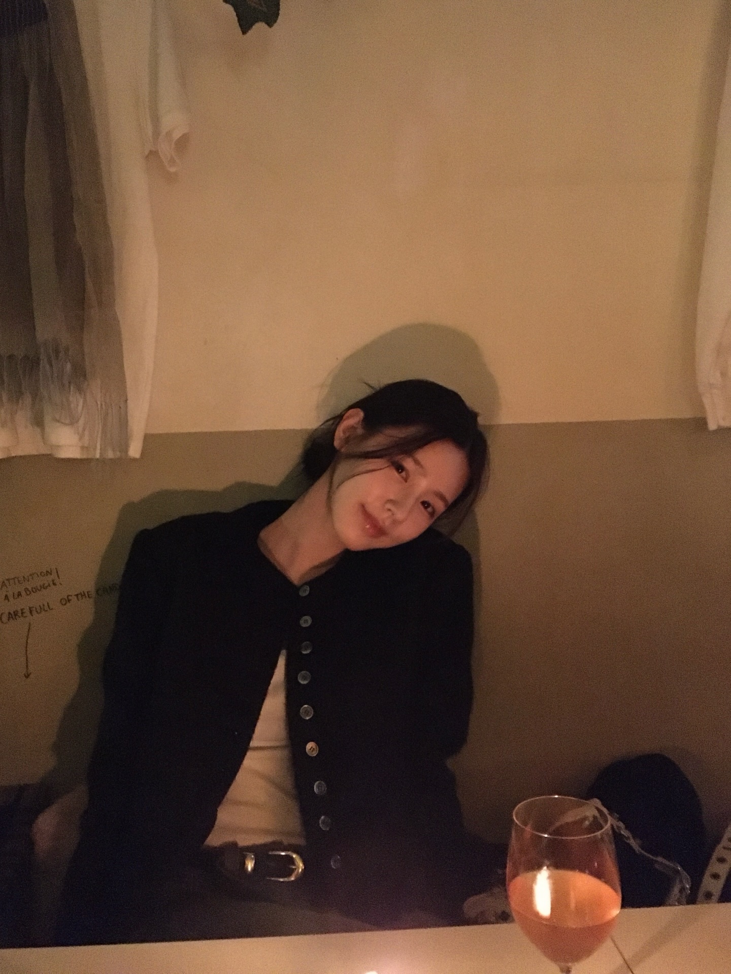 출근길도 숏 코트로 가볍게 툭✨
바람은 차가워도 스타일은 따뜻하게🖤💛 숏 코트 입고 나가자  이미지5