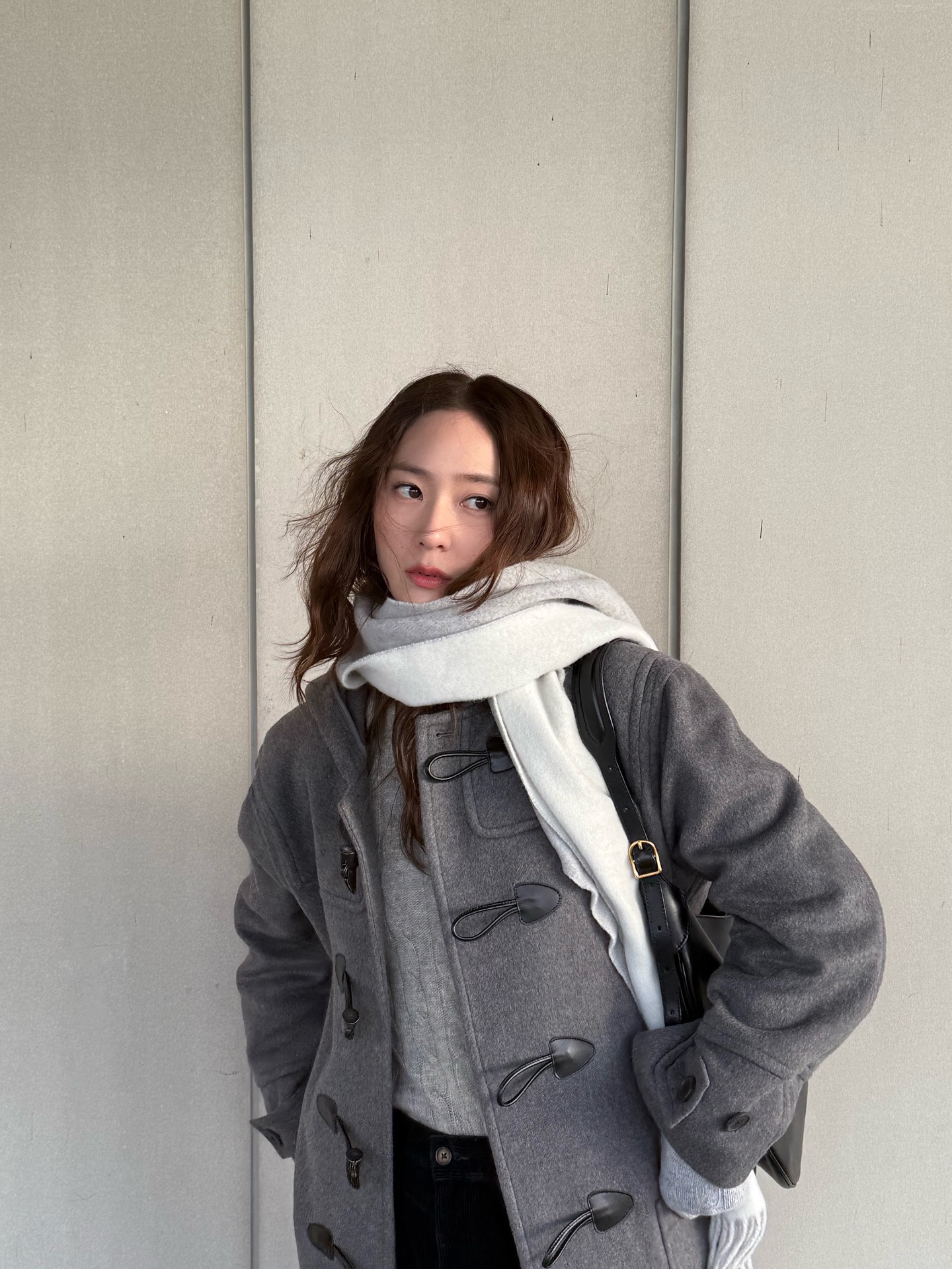 겨울에 손이 자주 가는 건?👀
매일 꺼내 입게 되는 니트 2가지 🩶🪄

요즘 날씨에 입기 좋은 니트, 지금 바로 소개해드릴게요.

1. 폴로 랄프 로렌 페더웨이트 니트, 30만 원대
 울과 캐시미어 혼방 소재의 크루넥 니트로, 클래식한 케이블 패턴이 특징인 아이템입니다. 크리스탈은 그레이 팬츠와 벨트를 매치해 단정한 데일리룩을 연출했습니다

2. 프라다 코튼 크루넥 니트, 100만 원대 
코튼 소재의 크루넥 니트로, 미니멀한 로고 디테일과 크롭 기장이 특징입니다.  미연은 데님 팬츠와 브라운 벨트를 매치해 겨울 데일리룩을 연출했습니다. 이미지3