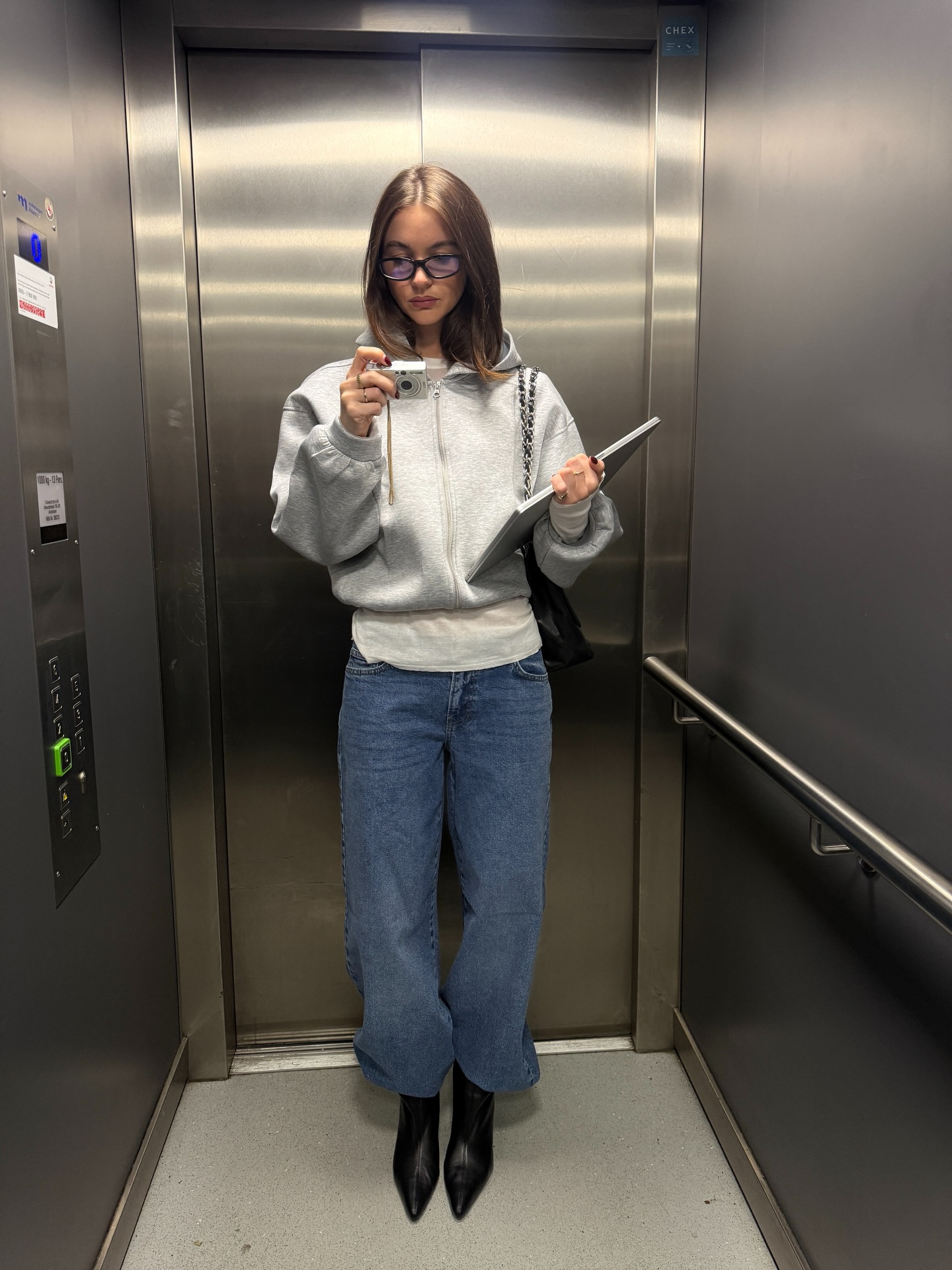 겨울엔 부츠 어떻게 신어?👢
데님부터 스커트까지 활용도 좋은 부츠 코디 참고해보세요🖤 이미지3