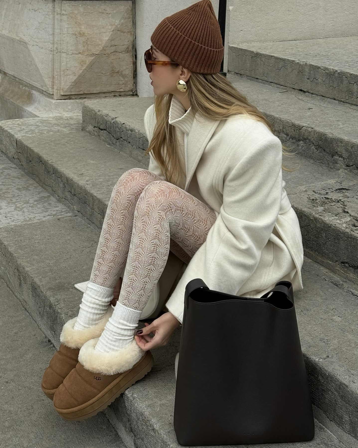 레이스는 어떻게 입어야 할까?🤔
부담스럽지 않게 즐기는 레이스 스타일링팁 아르켜 줄게🔍👀
레이스 활용법 3가지 참고해 보세요.
1. 바지랑 레이어드
레이스 스커트나 원피스를 바지와 레이어링 하면 트렌디하면서 세련된 룩을 만들어 주는데요. 데님이랑 매치하면 꾸안꾸 무드로, 슬랙스와 입으면 페미닌한 분위기를 완성할 수 있습니다.
2. 니트와 레이어드
겨울에 가장 활용도 높은 조합은 레이스 위에 니트나 셔츠를 더하는 건데요. 이 조합은 부담스럽지 않아 데일리로 입기 좋고 니트를 매치하면 차분함을, 셔츠를 입으면 모던한 무드를 연출할 수 있습니다.
3. 레이스 스타킹
연말 시즌에는 레이스 스타킹으로 확실한 포인트를 주는 건 어떨까요? 원피스나 숏한 하의와 매치하면 여성스럽고 러블리한 무드가 확 느껴지고, 룩 전체에 섬세한 디테일을 더해줍니다. 이미지10