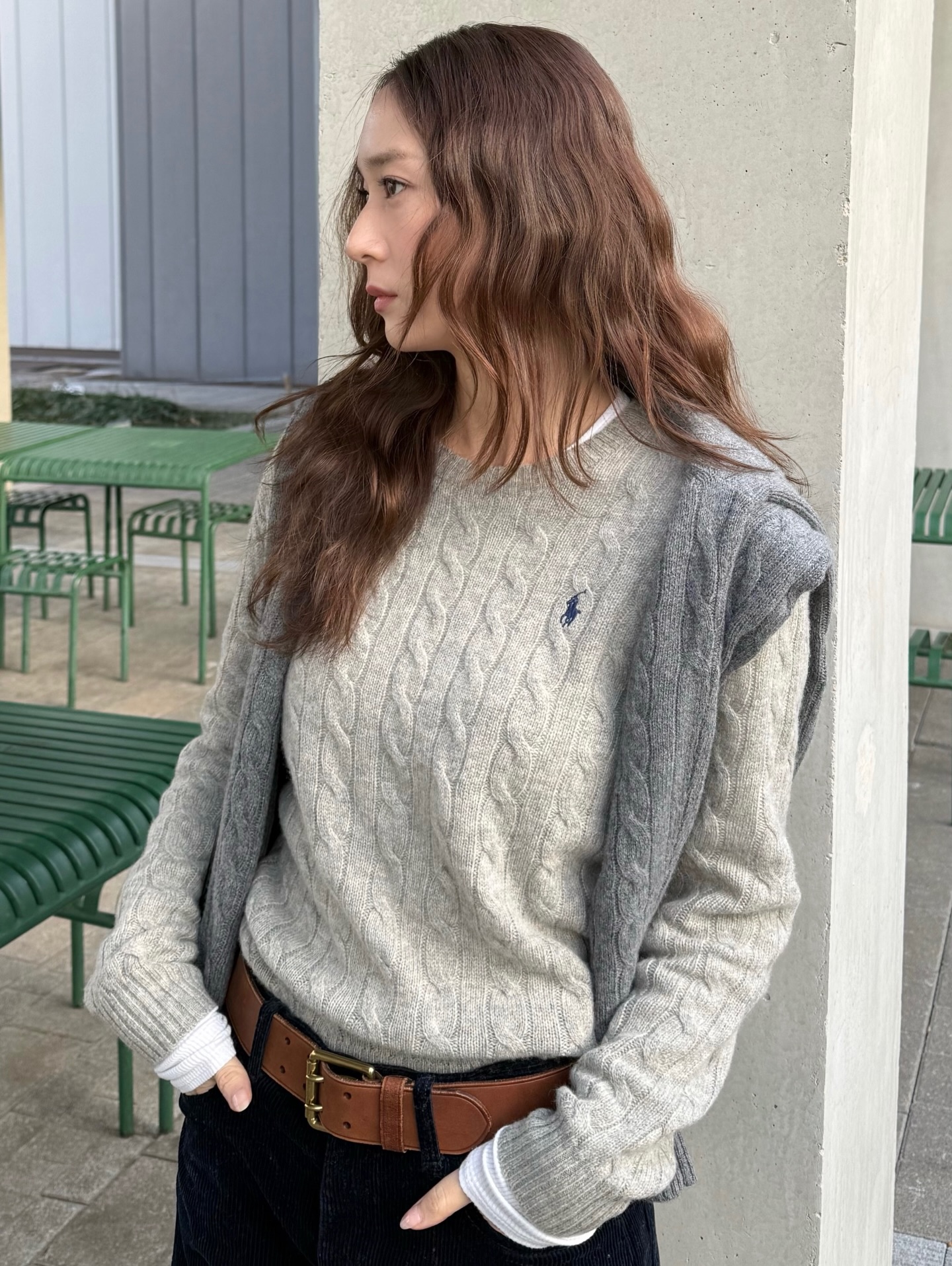 겨울에 손이 자주 가는 건?👀 매일 꺼내 입게 되는 니트 2가지 🩶🪄  요즘 날씨에 입기 좋은 니트, 지금 바로 소개해드릴게요.  1. 폴로 랄프 로렌 페더웨이트 니트, 30만 원대  울과 캐시미어 혼방 소재의 크루넥 니트로, 클래식한 케이블 패턴이 특징인 아이템입니다. 크리스탈은 그레이 팬츠와 벨트를 매치해 단정한 데일리룩을 연출했습니다  2. 프라다 코튼 크루넥 니트, 100만 원대  코튼 소재의 크루넥 니트로, 미니멀한 로고 디테일과 크롭 기장이 특징입니다.  미연은 데님 팬츠와 브라운 벨트를 매치해 겨울 데일리룩을 연출했습니다. 이미지