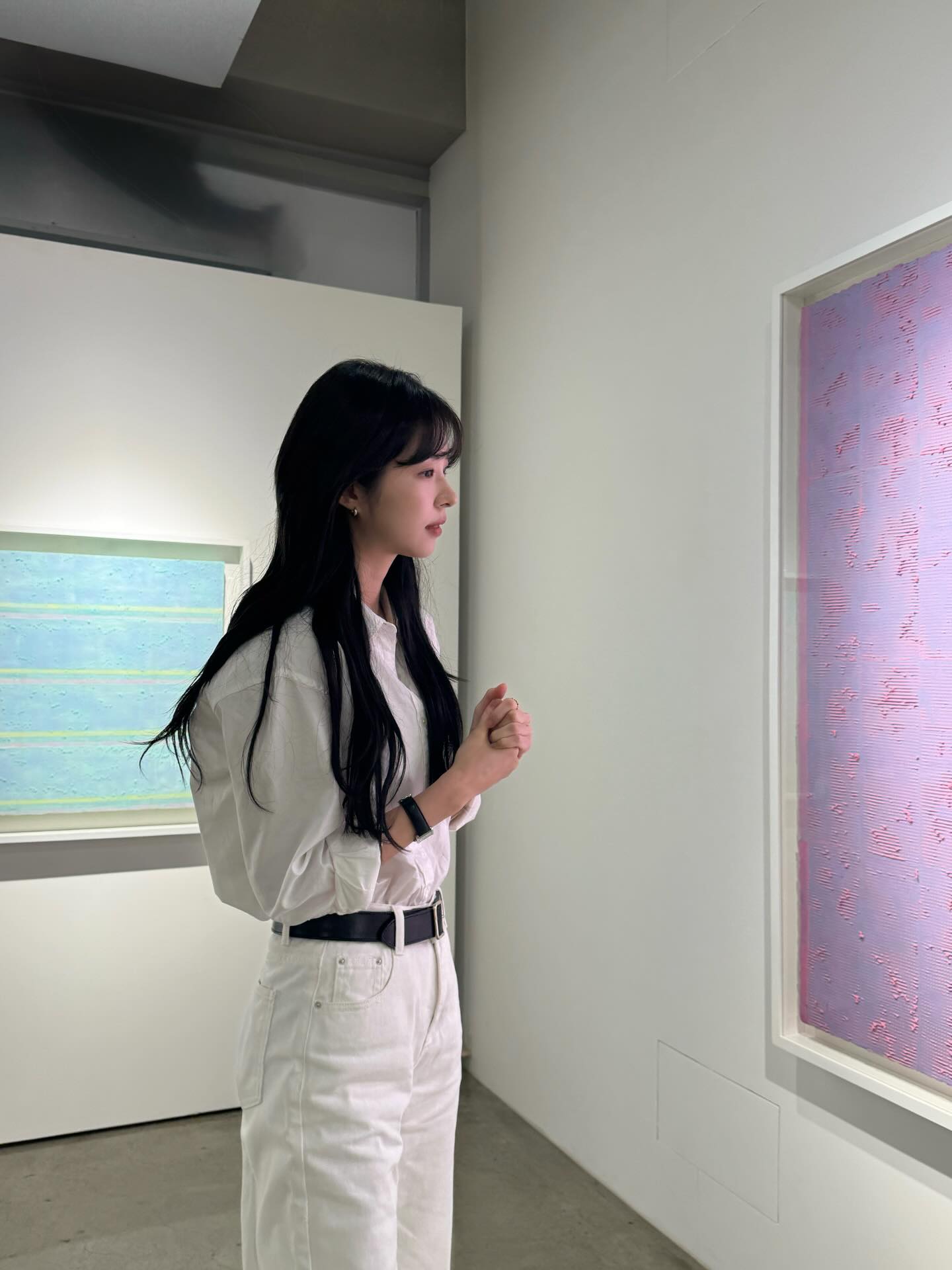 어두운 아우터에 화이트 팬츠 환기✨
올해의 컬러 클라우드 댄서인 화이트 팬츠로 산뜻함 더하자🤍💨 이미지1