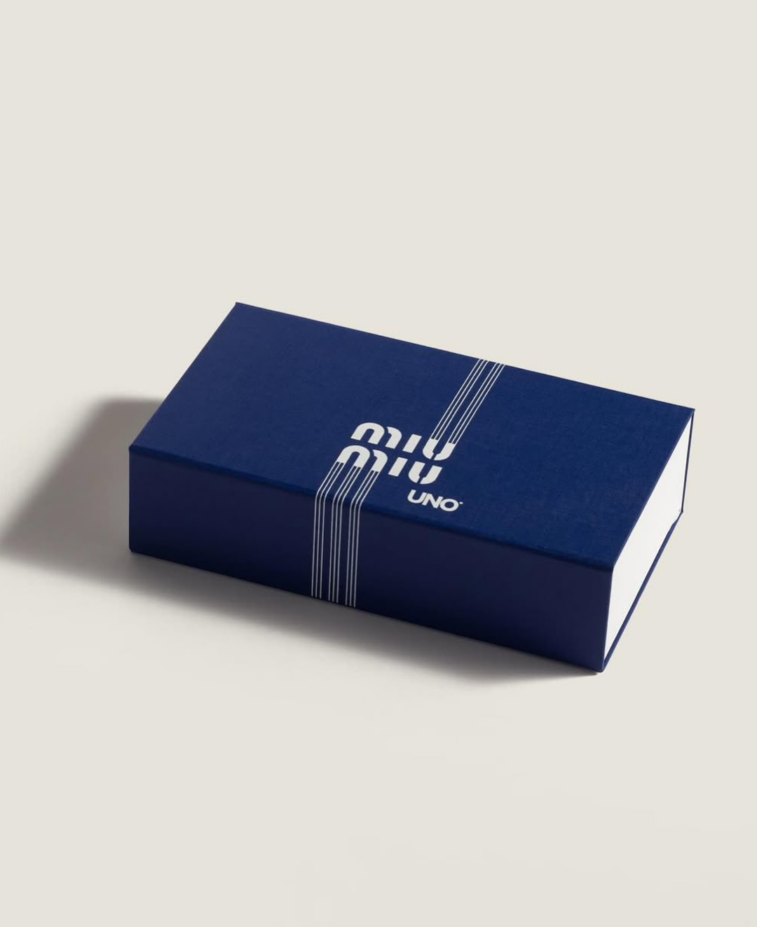 80만 원 우노, 누가 만들었게?😮
미우미우 × 우노, 레더 케이스까지 풀셋으로 공개🃏✨
미우미우와 우노가 80만 원짜리 한정판 카드 게임을 출시했습니다. 특별 그래픽이 적용된 우노 카드와 소가죽으로 만든 레더 케이스, 그리고 스페셜 패키지로 구성되어 있는데요
우노 카드에는 미우미우 로고가 프린팅된 컬렉션 카드가 포함되어 있습니다.미우미우 X 우노 한정판 카드 세트는 현재 미우미우 공식 온라인 스토어에서 구매할 수 있습니다. 이미지3