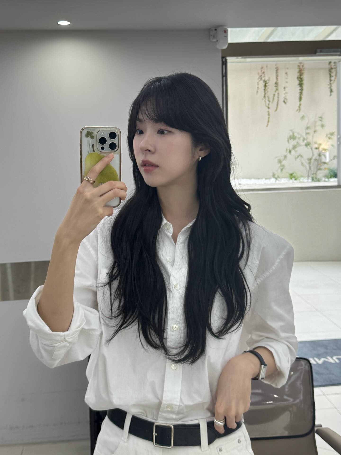 어두운 아우터에 화이트 팬츠 환기✨
올해의 컬러 클라우드 댄서인 화이트 팬츠로 산뜻함 더하자🤍💨 이미지2