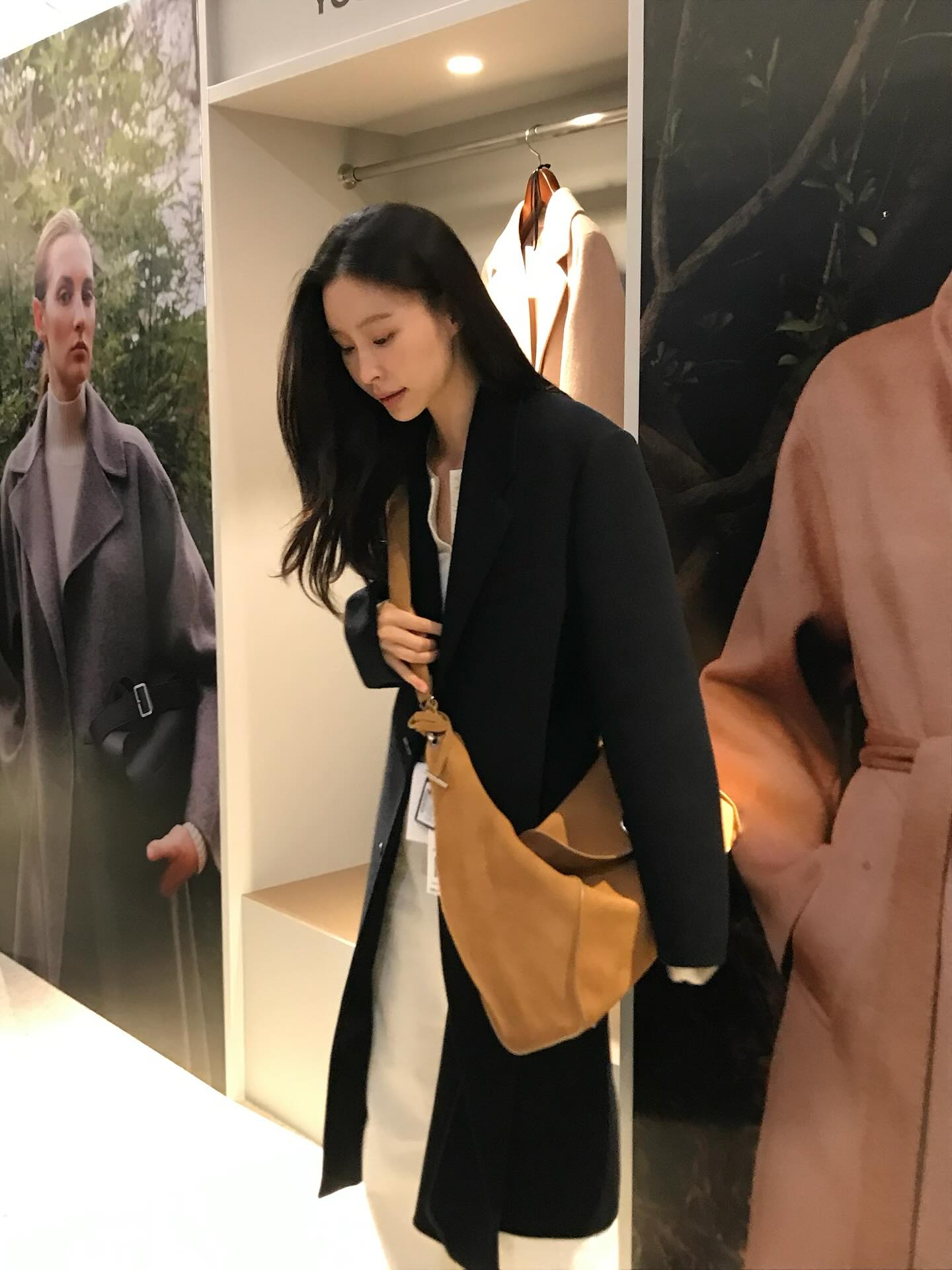 어두운 아우터에 화이트 팬츠 환기✨
올해의 컬러 클라우드 댄서인 화이트 팬츠로 산뜻함 더하자🤍💨 이미지6