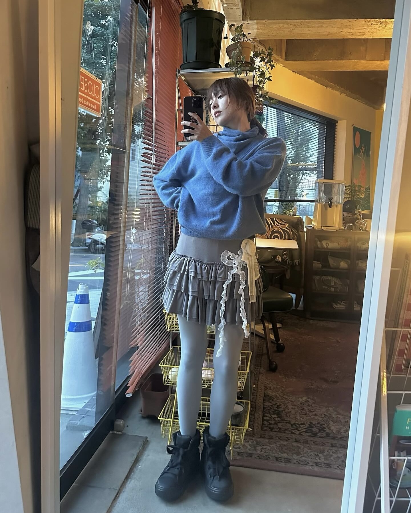 겨울 스커트룩의 필수템?스타킹☑️
블랙, 차콜, 그레이로 스타킹으로 톤만 슬쩍 바꿔줘🩶🖤 이미지2