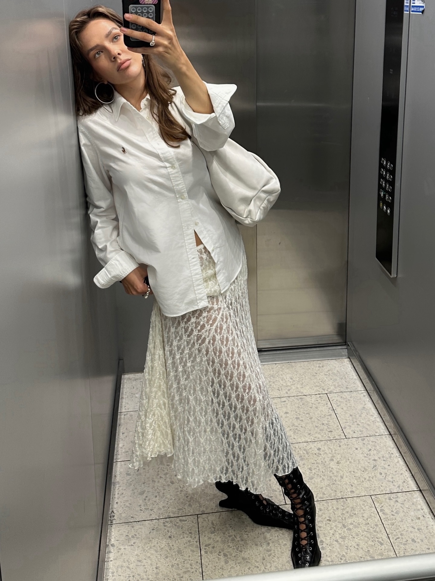 레이스는 어떻게 입어야 할까?🤔
부담스럽지 않게 즐기는 레이스 스타일링팁 아르켜 줄게🔍👀
레이스 활용법 3가지 참고해 보세요.
1. 바지랑 레이어드
레이스 스커트나 원피스를 바지와 레이어링 하면 트렌디하면서 세련된 룩을 만들어 주는데요. 데님이랑 매치하면 꾸안꾸 무드로, 슬랙스와 입으면 페미닌한 분위기를 완성할 수 있습니다.
2. 니트와 레이어드
겨울에 가장 활용도 높은 조합은 레이스 위에 니트나 셔츠를 더하는 건데요. 이 조합은 부담스럽지 않아 데일리로 입기 좋고 니트를 매치하면 차분함을, 셔츠를 입으면 모던한 무드를 연출할 수 있습니다.
3. 레이스 스타킹
연말 시즌에는 레이스 스타킹으로 확실한 포인트를 주는 건 어떨까요? 원피스나 숏한 하의와 매치하면 여성스럽고 러블리한 무드가 확 느껴지고, 룩 전체에 섬세한 디테일을 더해줍니다. 이미지7