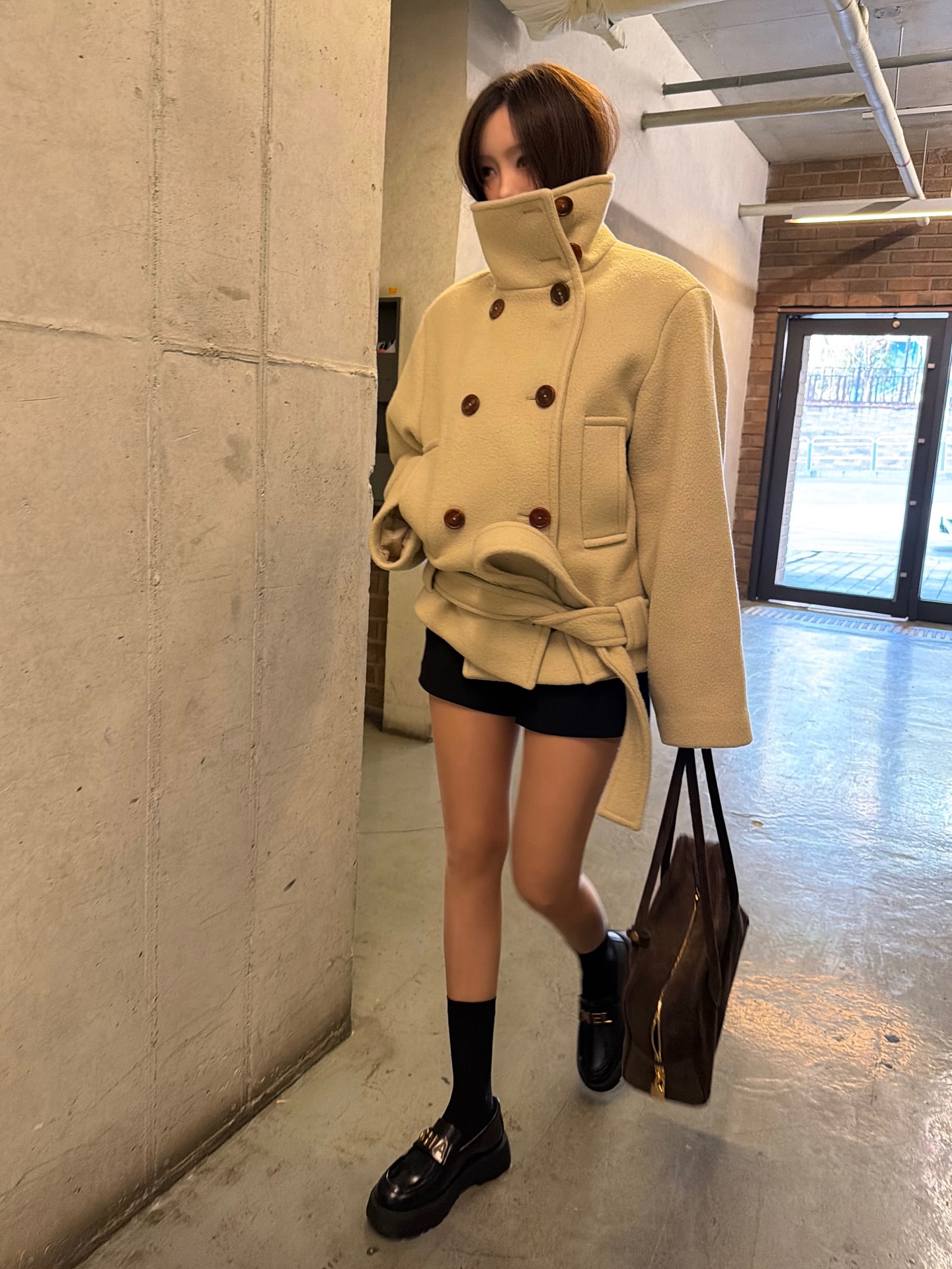 출근길도 숏 코트로 가볍게 툭✨
바람은 차가워도 스타일은 따뜻하게🖤💛 숏 코트 입고 나가자  이미지1