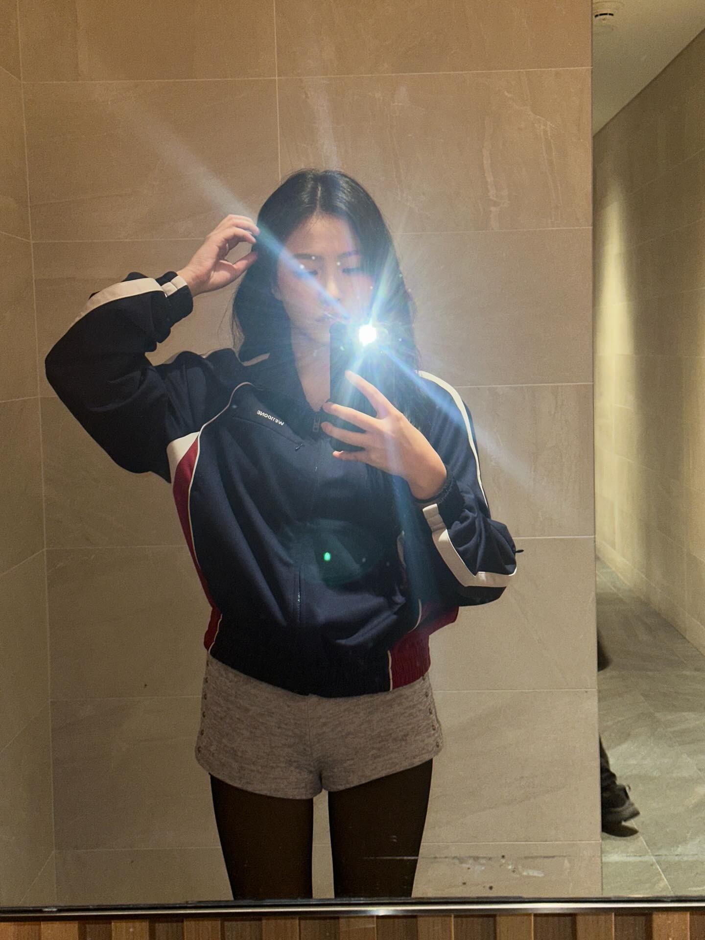 겨울 스커트룩의 필수템?스타킹☑️
블랙, 차콜, 그레이로 스타킹으로 톤만 슬쩍 바꿔줘🩶🖤 이미지3