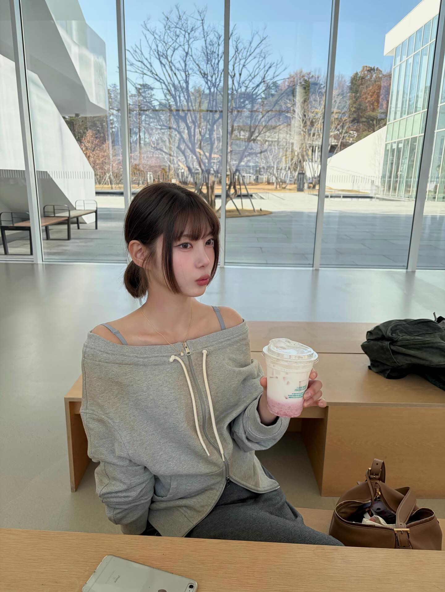 아우터 안에 숨겨둔 오픈숄더😳
춥다고 다 가릴 필요는 없잖아? 오픈숄더 매력은 바로 갭차이🖤🐈‍⬛ 이미지5