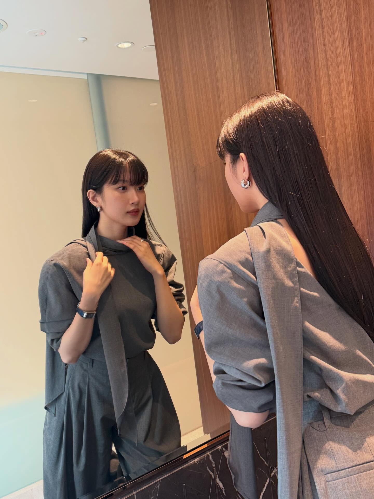 하객룩에 이것만 더해보세요🙂↕️
단정한 룩에 클래식한 포인트를 더해줄 타임리스 시계🦢✨
하객룩에 포인트 주기 좋은 시계, 지금 바로 소해개드릴게요.
1. 예거 르쿨트르 리베르소 클래식 듀에토, 2000만 원대
아르데코 무드의 직사각형 케이스와 양면으로 착용 가능한 디자인이 특징인 시계입니다. 그레이 톤 셋업과 매치해 클래식하면서도 단정한 하객룩으로 활용하기 좋은 아이템입니다.
2. 까르띠에 탱크 루이 워치, 1,000만 원대
직사각형 케이스와 클래식한 로마 숫자 다이얼이 특징인 시계입니다. 블랙 니트와 미니스커트에 매치해 단정하면서도 우아한 분위기의 하객룩으로 활용하기 좋은 아이템입니다. 이미지3