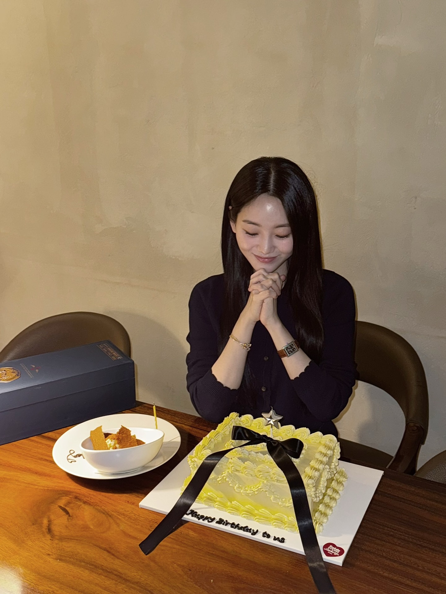 하객룩에 이것만 더해보세요🙂↕️
단정한 룩에 클래식한 포인트를 더해줄 타임리스 시계🦢✨
하객룩에 포인트 주기 좋은 시계, 지금 바로 소해개드릴게요.
1. 예거 르쿨트르 리베르소 클래식 듀에토, 2000만 원대
아르데코 무드의 직사각형 케이스와 양면으로 착용 가능한 디자인이 특징인 시계입니다. 그레이 톤 셋업과 매치해 클래식하면서도 단정한 하객룩으로 활용하기 좋은 아이템입니다.
2. 까르띠에 탱크 루이 워치, 1,000만 원대
직사각형 케이스와 클래식한 로마 숫자 다이얼이 특징인 시계입니다. 블랙 니트와 미니스커트에 매치해 단정하면서도 우아한 분위기의 하객룩으로 활용하기 좋은 아이템입니다. 이미지6