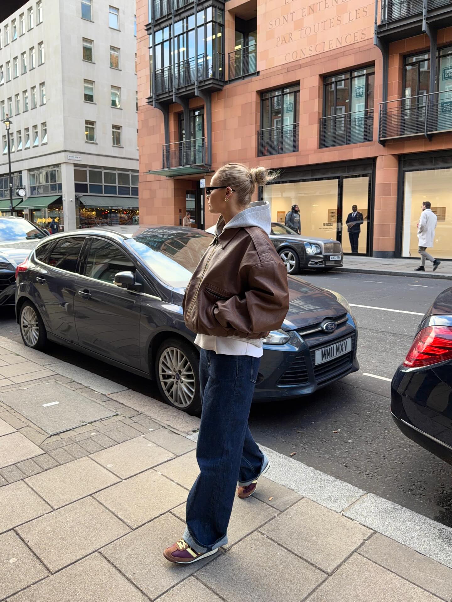 활용도 높은 와이드팬츠👖
트레이닝복만큼 편한 와이드팬츠로 데님 코디하기🤎✨ 이미지7