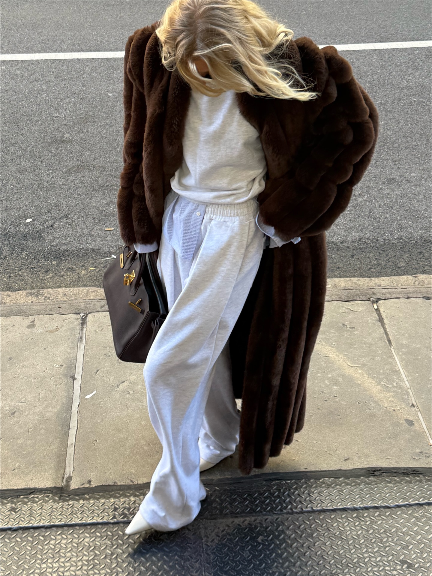 몸이 무거운 겨울엔?🧸
편안함부터 챙기게 되는 트레이닝 팬츠 🐻🤎
이미지1