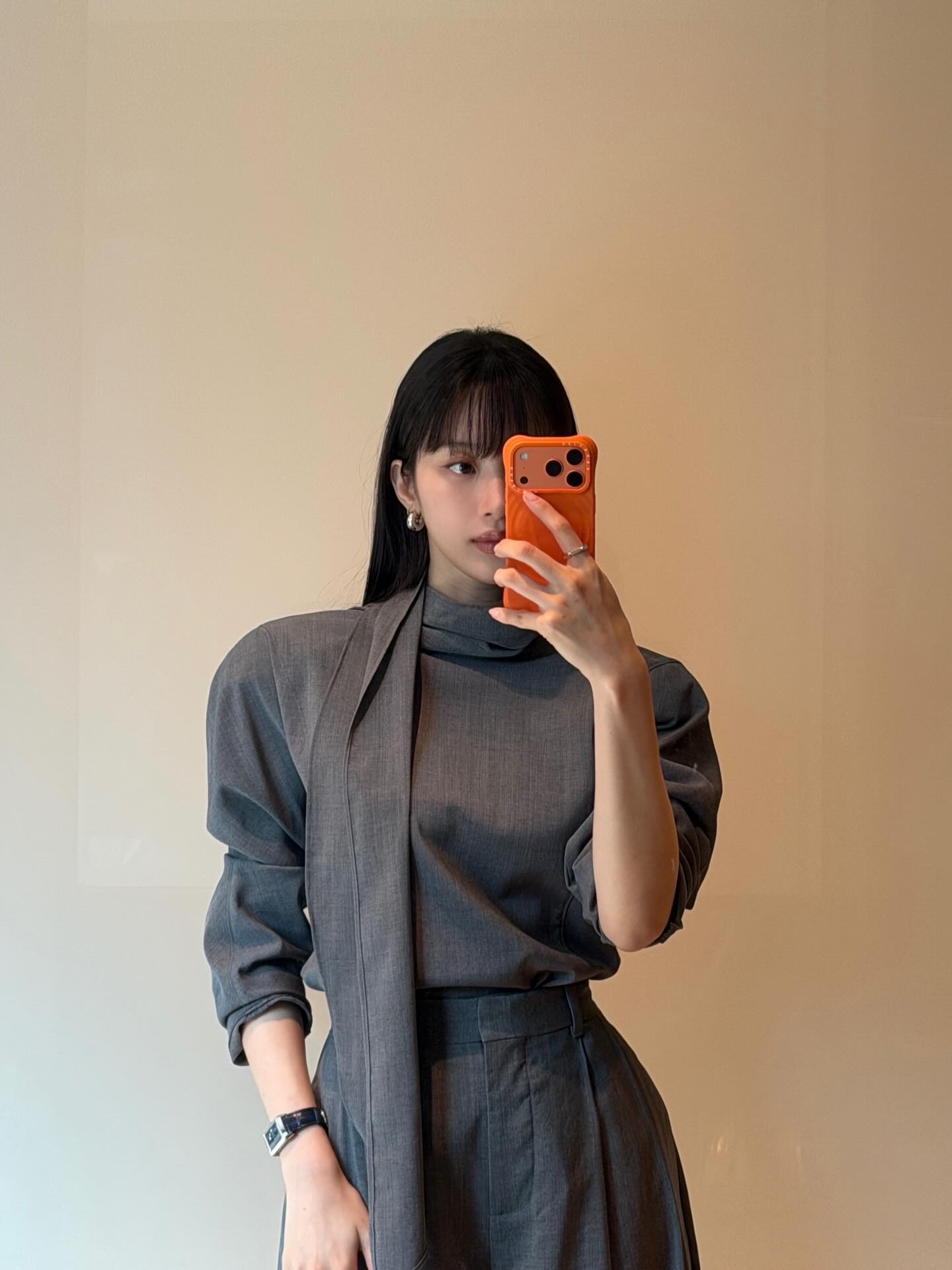 하객룩에 이것만 더해보세요🙂↕️
단정한 룩에 클래식한 포인트를 더해줄 타임리스 시계🦢✨
하객룩에 포인트 주기 좋은 시계, 지금 바로 소해개드릴게요.
1. 예거 르쿨트르 리베르소 클래식 듀에토, 2000만 원대
아르데코 무드의 직사각형 케이스와 양면으로 착용 가능한 디자인이 특징인 시계입니다. 그레이 톤 셋업과 매치해 클래식하면서도 단정한 하객룩으로 활용하기 좋은 아이템입니다.
2. 까르띠에 탱크 루이 워치, 1,000만 원대
직사각형 케이스와 클래식한 로마 숫자 다이얼이 특징인 시계입니다. 블랙 니트와 미니스커트에 매치해 단정하면서도 우아한 분위기의 하객룩으로 활용하기 좋은 아이템입니다. 이미지1