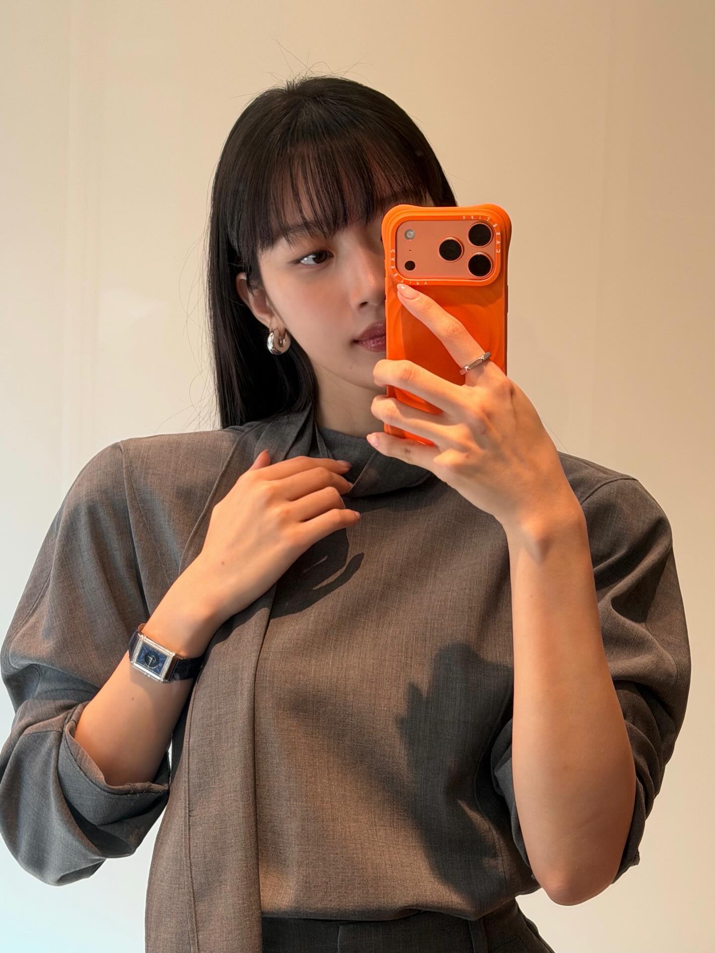 하객룩에 이것만 더해보세요🙂↕️
단정한 룩에 클래식한 포인트를 더해줄 타임리스 시계🦢✨
하객룩에 포인트 주기 좋은 시계, 지금 바로 소해개드릴게요.
1. 예거 르쿨트르 리베르소 클래식 듀에토, 2000만 원대
아르데코 무드의 직사각형 케이스와 양면으로 착용 가능한 디자인이 특징인 시계입니다. 그레이 톤 셋업과 매치해 클래식하면서도 단정한 하객룩으로 활용하기 좋은 아이템입니다.
2. 까르띠에 탱크 루이 워치, 1,000만 원대
직사각형 케이스와 클래식한 로마 숫자 다이얼이 특징인 시계입니다. 블랙 니트와 미니스커트에 매치해 단정하면서도 우아한 분위기의 하객룩으로 활용하기 좋은 아이템입니다. 이미지2