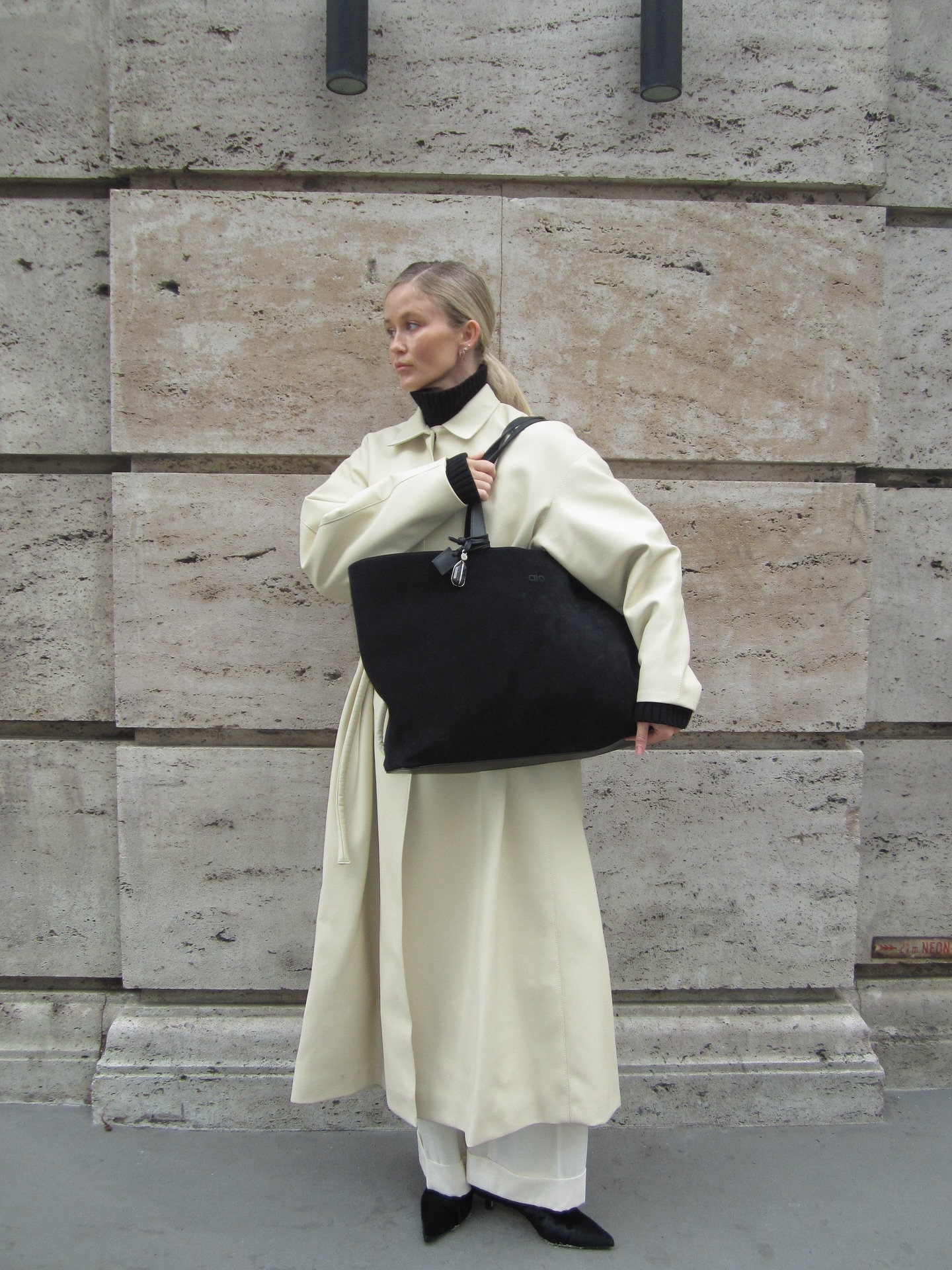 클수록 더 쿨한 오버사이즈백👜
실용성을 넘어 스타일 포인트로 선택되는 빅백 트렌드 ✨🖤 이미지5