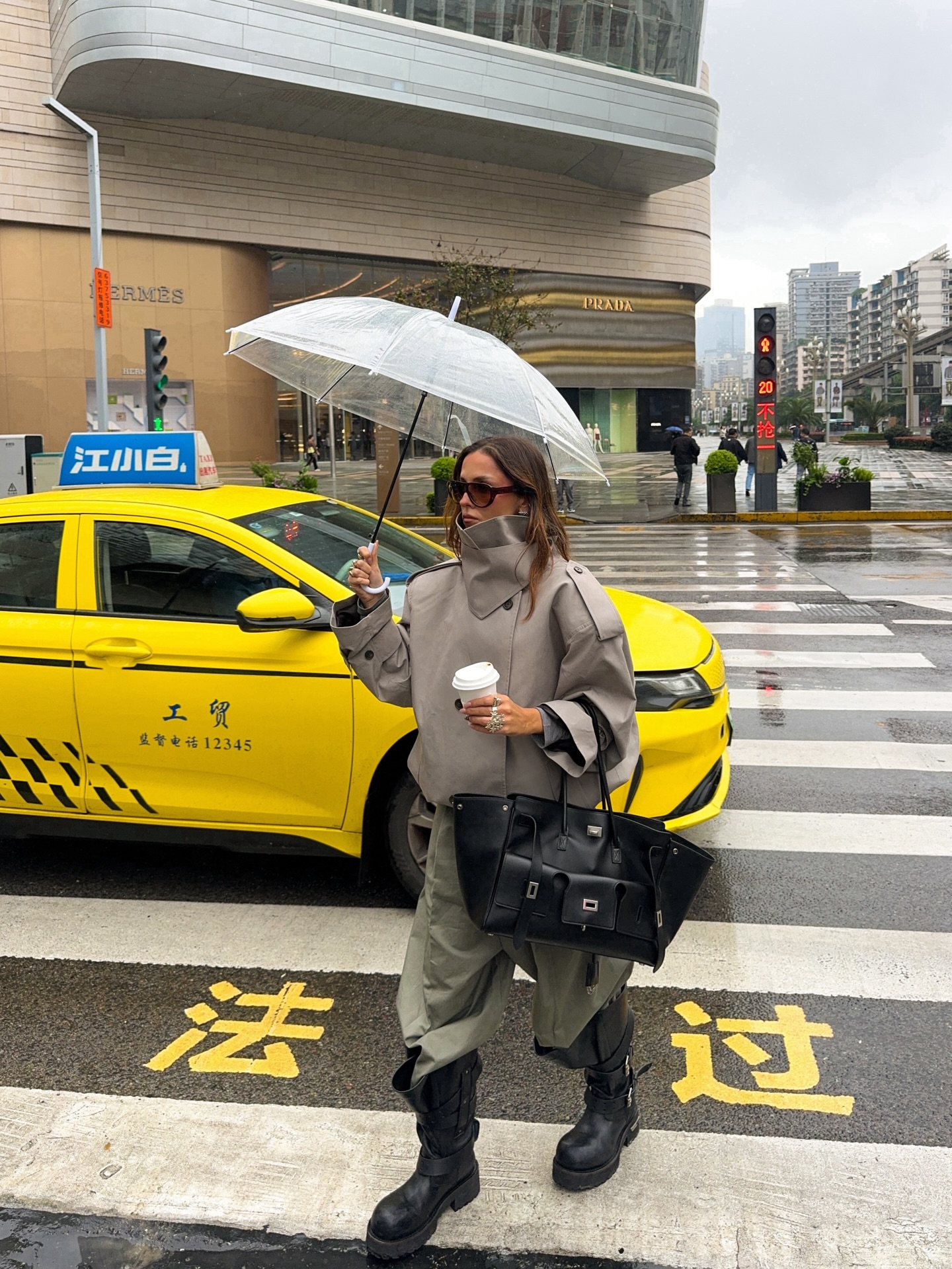 클수록 더 쿨한 오버사이즈백👜
실용성을 넘어 스타일 포인트로 선택되는 빅백 트렌드 ✨🖤 이미지3