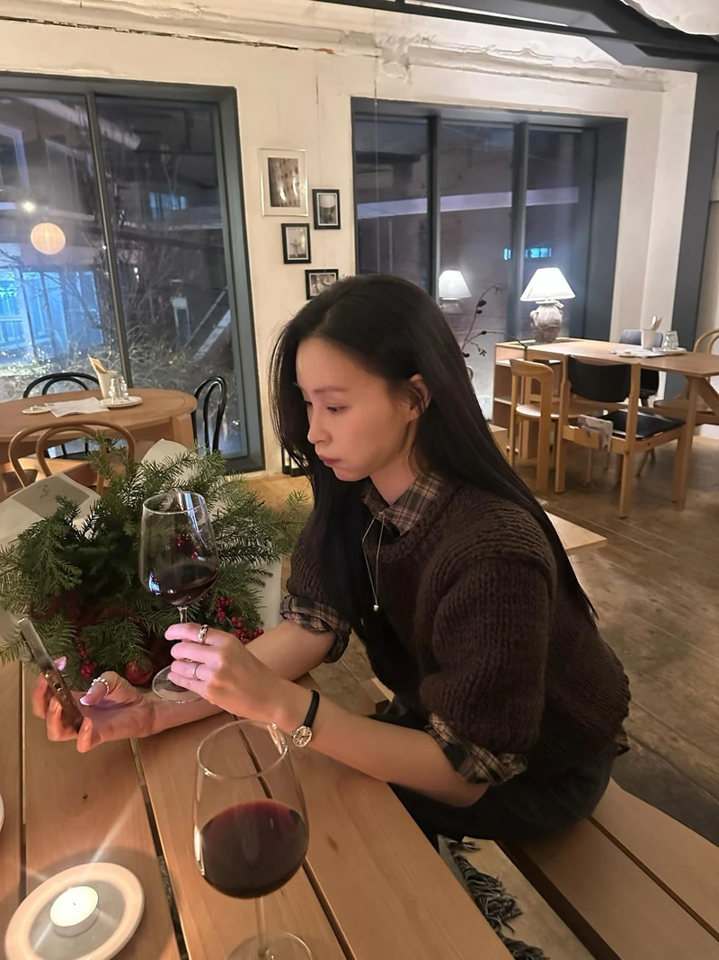 셔츠에 니트 레이어드 팁💡
니트가 더 예뻐지는 겨울 레이어드 데일리 코디🧶🎄 이미지2