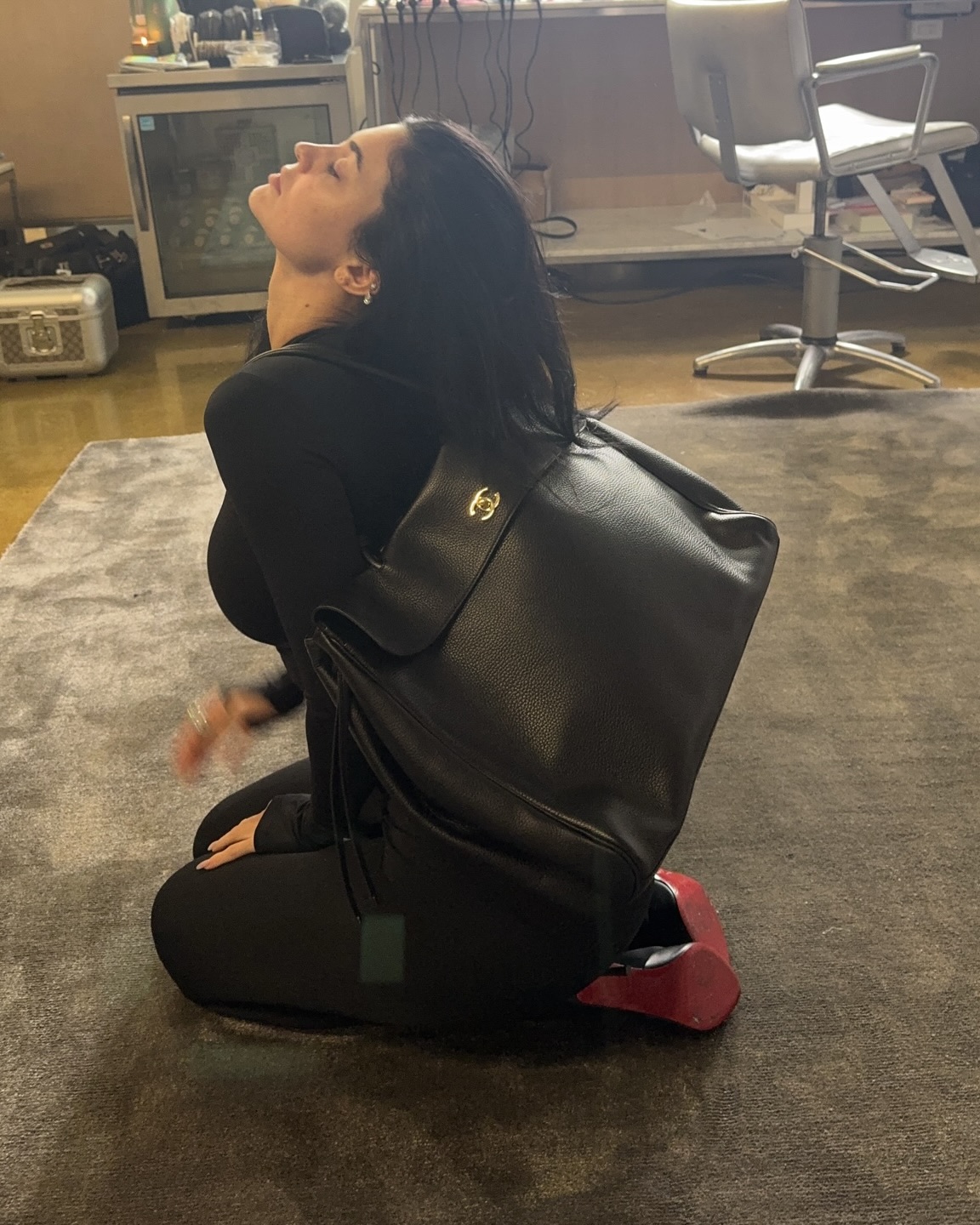 클수록 더 쿨한 오버사이즈백👜
실용성을 넘어 스타일 포인트로 선택되는 빅백 트렌드 ✨🖤 이미지2