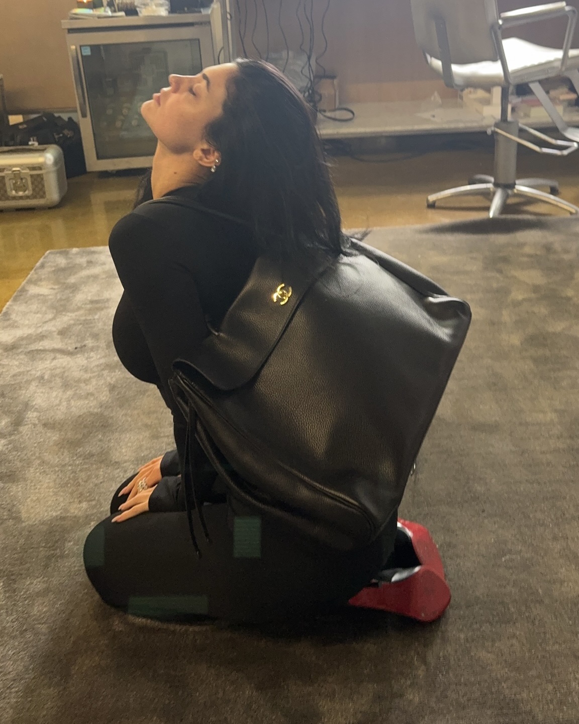 클수록 더 쿨한 오버사이즈백👜
실용성을 넘어 스타일 포인트로 선택되는 빅백 트렌드 ✨🖤 이미지1