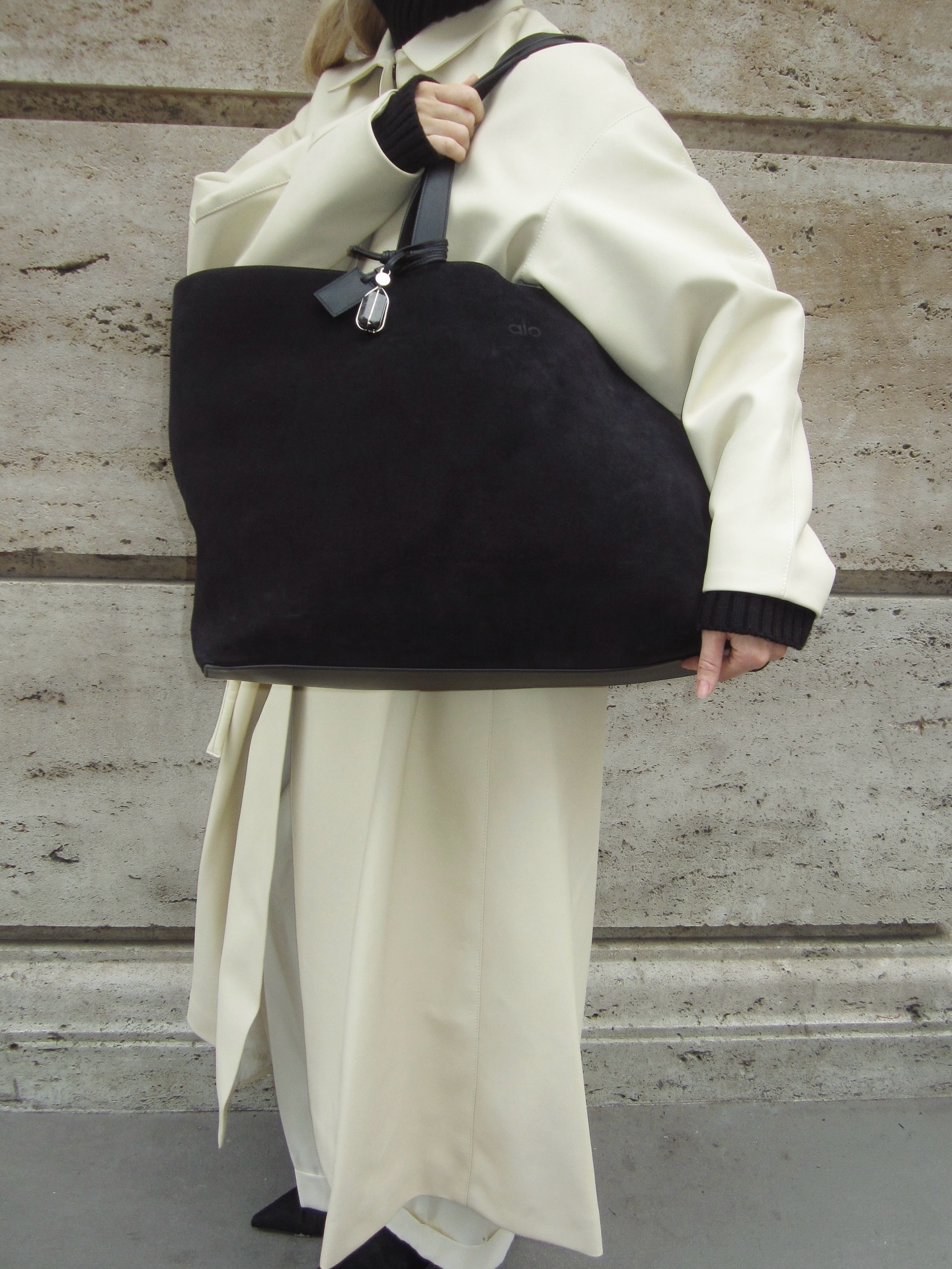 클수록 더 쿨한 오버사이즈백👜
실용성을 넘어 스타일 포인트로 선택되는 빅백 트렌드 ✨🖤 이미지6