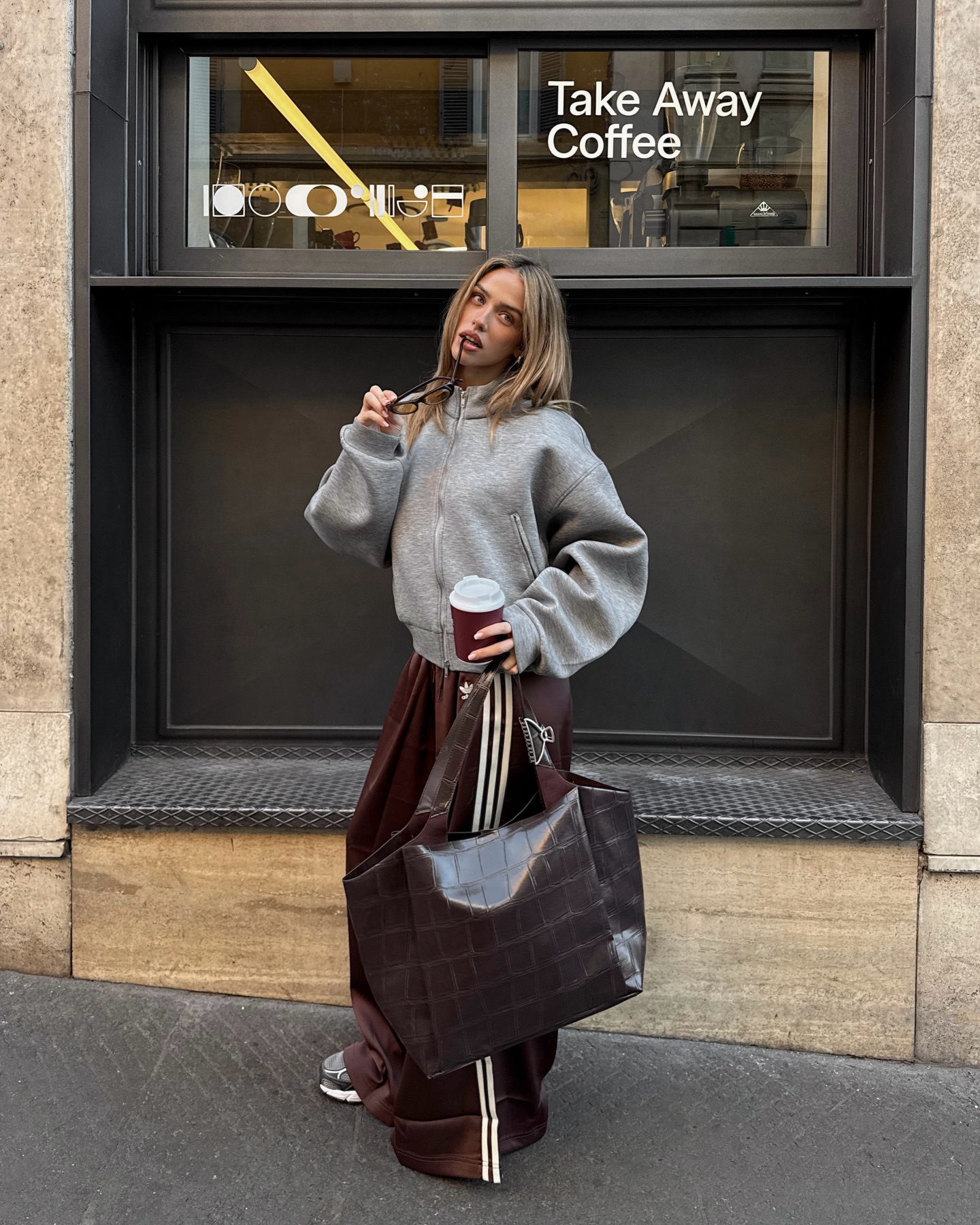 클수록 더 쿨한 오버사이즈백👜
실용성을 넘어 스타일 포인트로 선택되는 빅백 트렌드 ✨🖤 이미지7