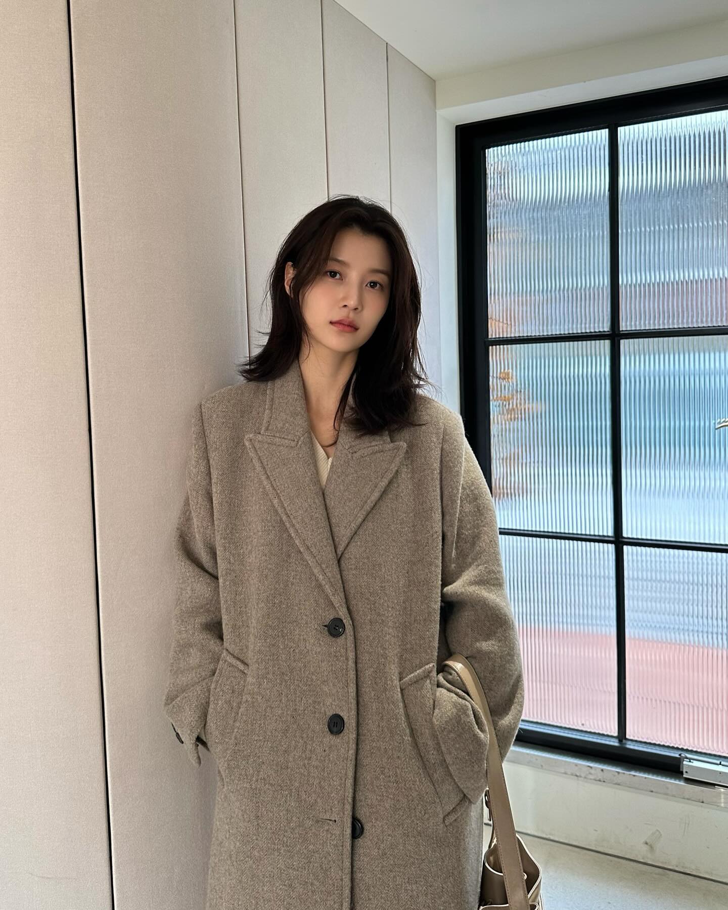 옷장 열면 제일 손이 가는 코트🩶
캐주얼부터 출근룩까지 활용도 확실한 그레이 코트🐰🪄 이미지1