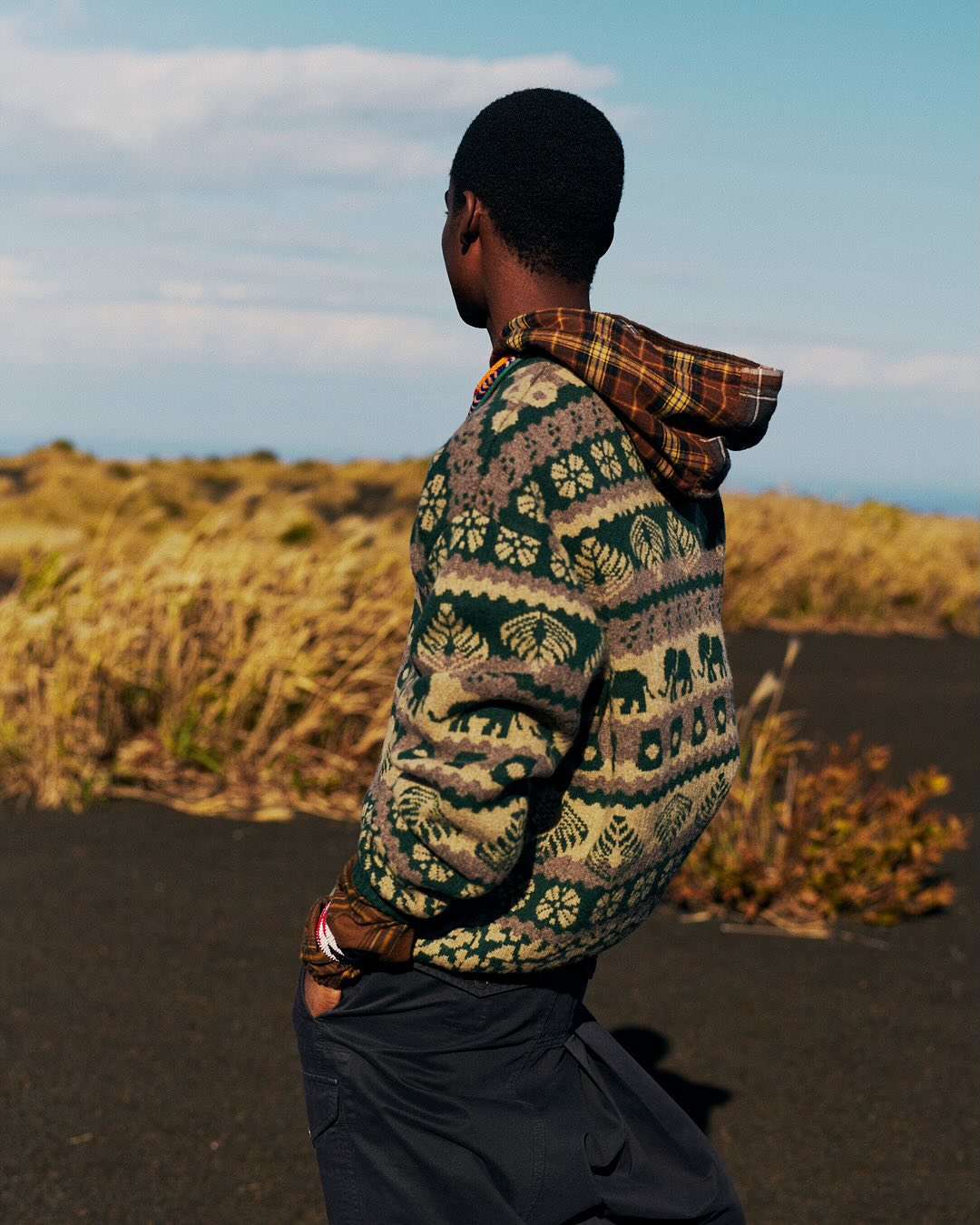 스타벅스 x 빔즈의 이번 테마는?🔍
케냐에서 출발한 빈티지 무드와 이색 아이템 같이 살펴보자💚🤎
스타벅스와 빔즈의 협업은 커피 브랜드와 패션 라이프스타일 브랜드의 만남이라는 점에서 꾸준히 주목받아 왔죠. 이번 협업 역시 새로운 테마 " SEASONAL Collection"으로, 커피 원두 생산 지역 케냐에서 영감을 받은 총 13가지 품목으로 구성되었습니다.
브라운과 옐로, 그린 톤의 케냐 전통 패턴에 코끼리와 리프 모티프가 더해진 플리스는 빈티지한 무드가 느껴지죠. 이 외에도 자카드 크루 니트, 바라클라바, 블루종 등 이색적이고 유니크한 아이템이 더해진 감각적인 협업 컬렉션을 선보였습니다. 이미지2