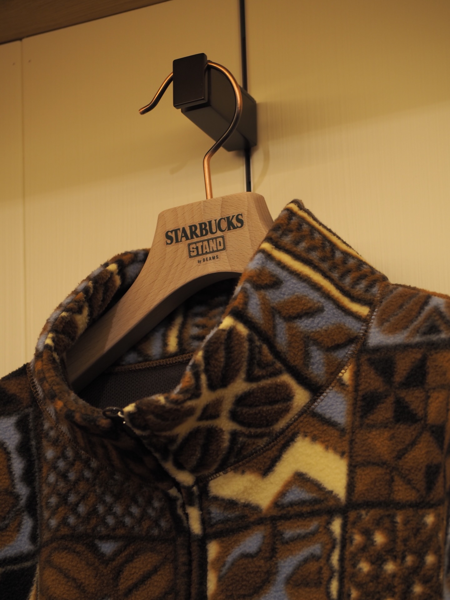 스타벅스 x 빔즈의 이번 테마는?🔍
케냐에서 출발한 빈티지 무드와 이색 아이템 같이 살펴보자💚🤎
스타벅스와 빔즈의 협업은 커피 브랜드와 패션 라이프스타일 브랜드의 만남이라는 점에서 꾸준히 주목받아 왔죠. 이번 협업 역시 새로운 테마 " SEASONAL Collection"으로, 커피 원두 생산 지역 케냐에서 영감을 받은 총 13가지 품목으로 구성되었습니다.
브라운과 옐로, 그린 톤의 케냐 전통 패턴에 코끼리와 리프 모티프가 더해진 플리스는 빈티지한 무드가 느껴지죠. 이 외에도 자카드 크루 니트, 바라클라바, 블루종 등 이색적이고 유니크한 아이템이 더해진 감각적인 협업 컬렉션을 선보였습니다. 이미지1