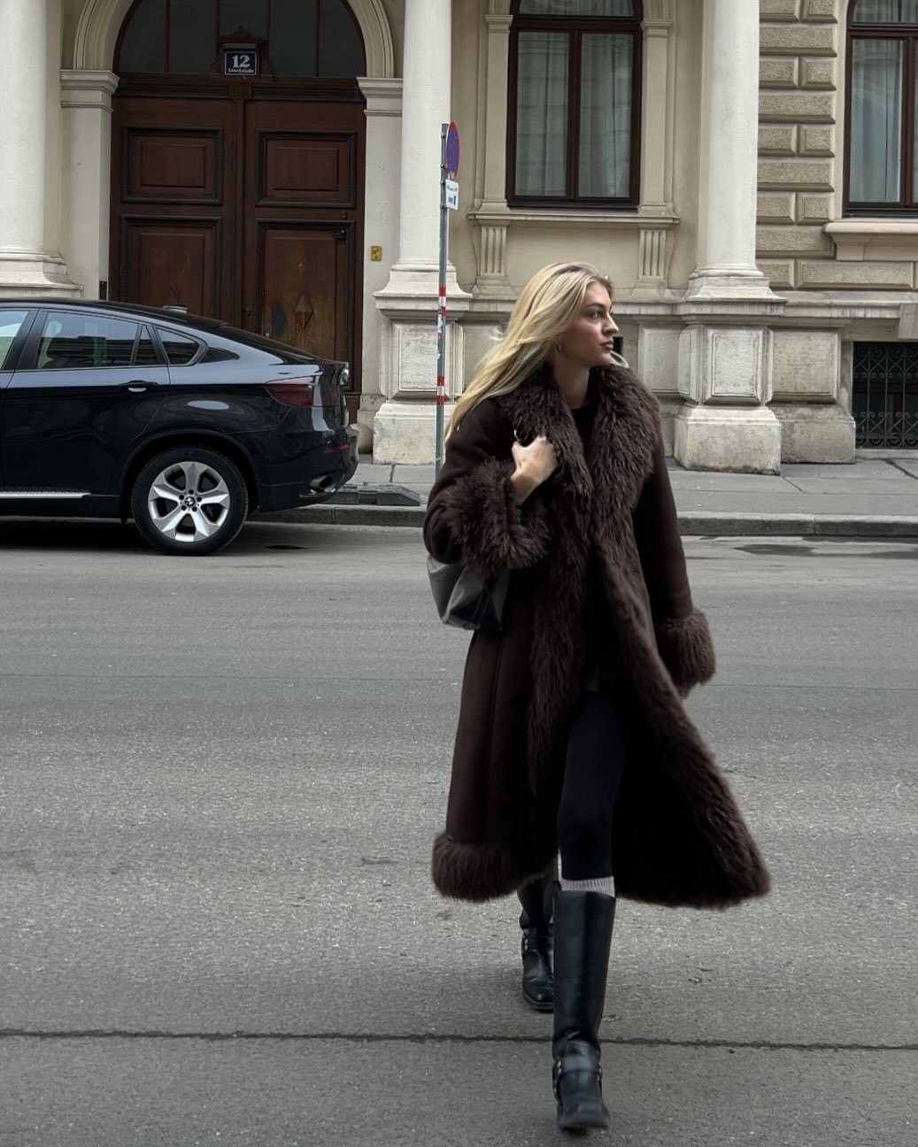 올겨울 아우터 포인트는 트리밍✨
라인이 살아있는 트리밍 디테일 아우터로 고급스럽게 완성🖤👑 이미지1