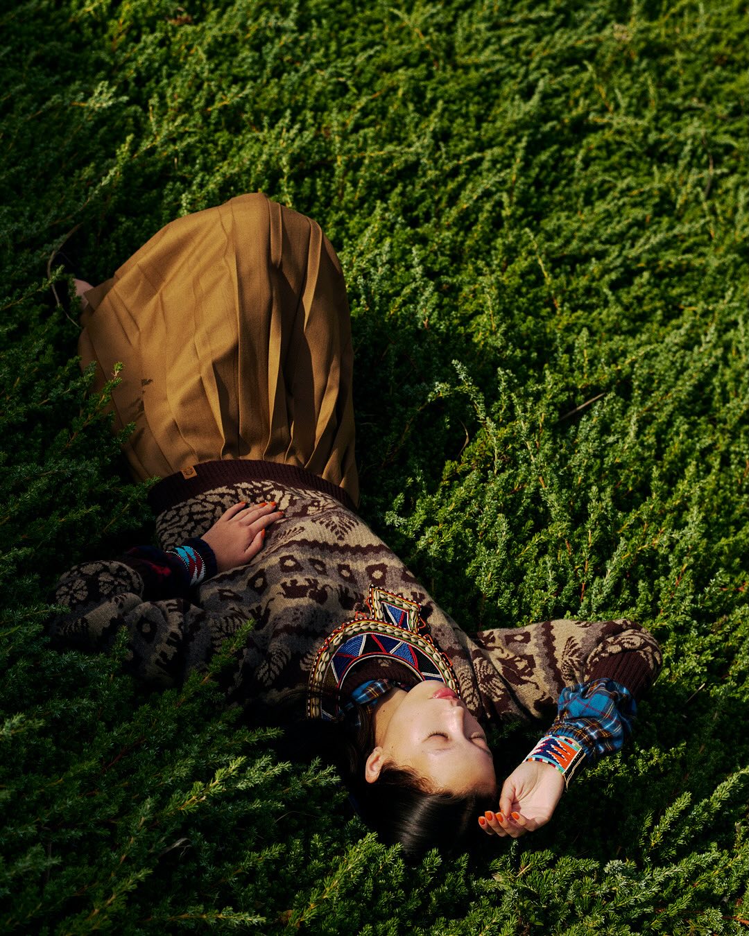 스타벅스 x 빔즈의 이번 테마는?🔍
케냐에서 출발한 빈티지 무드와 이색 아이템 같이 살펴보자💚🤎
스타벅스와 빔즈의 협업은 커피 브랜드와 패션 라이프스타일 브랜드의 만남이라는 점에서 꾸준히 주목받아 왔죠. 이번 협업 역시 새로운 테마 " SEASONAL Collection"으로, 커피 원두 생산 지역 케냐에서 영감을 받은 총 13가지 품목으로 구성되었습니다.
브라운과 옐로, 그린 톤의 케냐 전통 패턴에 코끼리와 리프 모티프가 더해진 플리스는 빈티지한 무드가 느껴지죠. 이 외에도 자카드 크루 니트, 바라클라바, 블루종 등 이색적이고 유니크한 아이템이 더해진 감각적인 협업 컬렉션을 선보였습니다. 이미지8