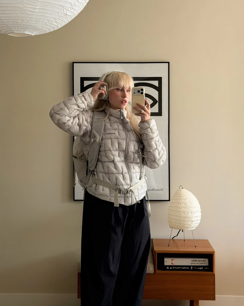 작년만큼 춥지 않을 땐 경량 패딩⛅️
두꺼운 패딩 대신😉🎶가볍고 따뜻한 경량 패딩으로 겨울 보내자
오락가락한 날씨에 필요한 경량 패딩 2가지 모았습니다.
1. 픽 퍼포먼스 헬리움 후드 다운 재킷, 40만 원대
힙 기장의 슬리한 경량 패딩으로 유연한 폴리아미드 소재에 퀼팅 바플로 충전재가 고르게 분포되어 경량성과 보온성을 유지시키며, 신축성 있는 트리밍, 가슴 로고가 포인트죠. 블랙진과 볼드한 운동화에 매치해 아웃도어 감성의 스트릿 룩을 완성했습니다.
2. 몽벨 US 플라즈마 1000 다운 자켓, 20만 원대
은은한 실버 컬러의 초경량 패딩은 나일론 쉘과 가로 퀼팅 디테일로 부피감 줄이고, 과한 디테일 없이 심플하고 실용적인 아이템이죠. 와이드 블랙진과 매치하면 캐주얼한 고프 코어룩을, 카키 팬츠와 매치하면 아메카지 룩을 연출할 수 있습니다. 이미지4