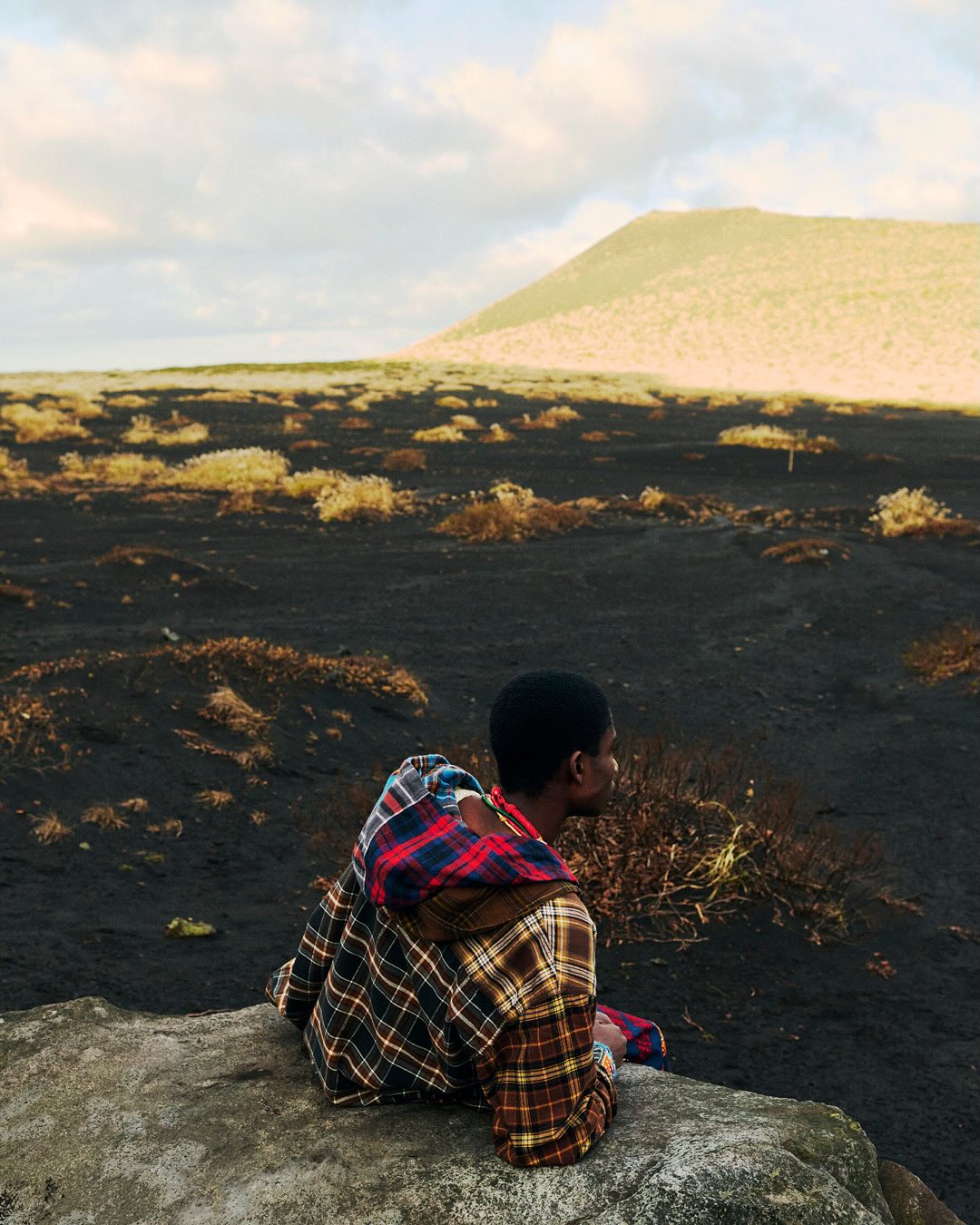 스타벅스 x 빔즈의 이번 테마는?🔍
케냐에서 출발한 빈티지 무드와 이색 아이템 같이 살펴보자💚🤎
스타벅스와 빔즈의 협업은 커피 브랜드와 패션 라이프스타일 브랜드의 만남이라는 점에서 꾸준히 주목받아 왔죠. 이번 협업 역시 새로운 테마 " SEASONAL Collection"으로, 커피 원두 생산 지역 케냐에서 영감을 받은 총 13가지 품목으로 구성되었습니다.
브라운과 옐로, 그린 톤의 케냐 전통 패턴에 코끼리와 리프 모티프가 더해진 플리스는 빈티지한 무드가 느껴지죠. 이 외에도 자카드 크루 니트, 바라클라바, 블루종 등 이색적이고 유니크한 아이템이 더해진 감각적인 협업 컬렉션을 선보였습니다. 이미지7