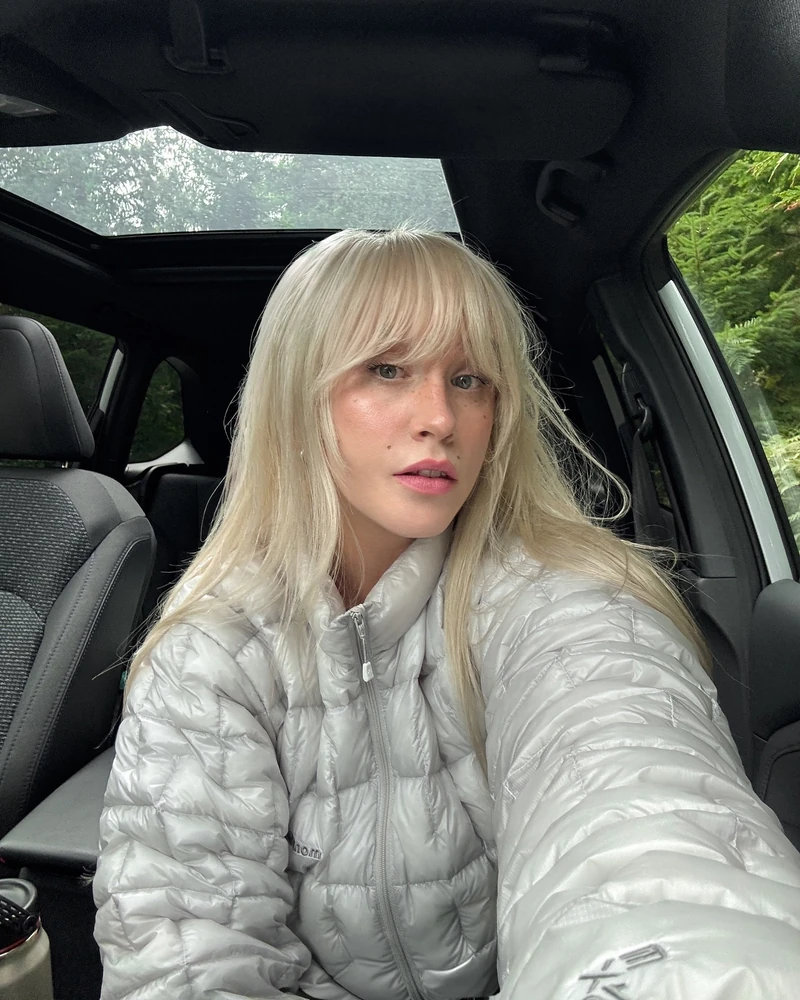 작년만큼 춥지 않을 땐 경량 패딩⛅️
두꺼운 패딩 대신😉🎶가볍고 따뜻한 경량 패딩으로 겨울 보내자
오락가락한 날씨에 필요한 경량 패딩 2가지 모았습니다.
1. 픽 퍼포먼스 헬리움 후드 다운 재킷, 40만 원대
힙 기장의 슬리한 경량 패딩으로 유연한 폴리아미드 소재에 퀼팅 바플로 충전재가 고르게 분포되어 경량성과 보온성을 유지시키며, 신축성 있는 트리밍, 가슴 로고가 포인트죠. 블랙진과 볼드한 운동화에 매치해 아웃도어 감성의 스트릿 룩을 완성했습니다.
2. 몽벨 US 플라즈마 1000 다운 자켓, 20만 원대
은은한 실버 컬러의 초경량 패딩은 나일론 쉘과 가로 퀼팅 디테일로 부피감 줄이고, 과한 디테일 없이 심플하고 실용적인 아이템이죠. 와이드 블랙진과 매치하면 캐주얼한 고프 코어룩을, 카키 팬츠와 매치하면 아메카지 룩을 연출할 수 있습니다. 이미지6