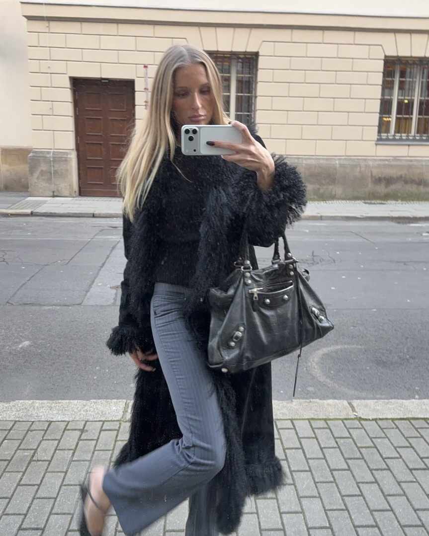 올겨울 아우터 포인트는 트리밍✨
라인이 살아있는 트리밍 디테일 아우터로 고급스럽게 완성🖤👑 이미지4