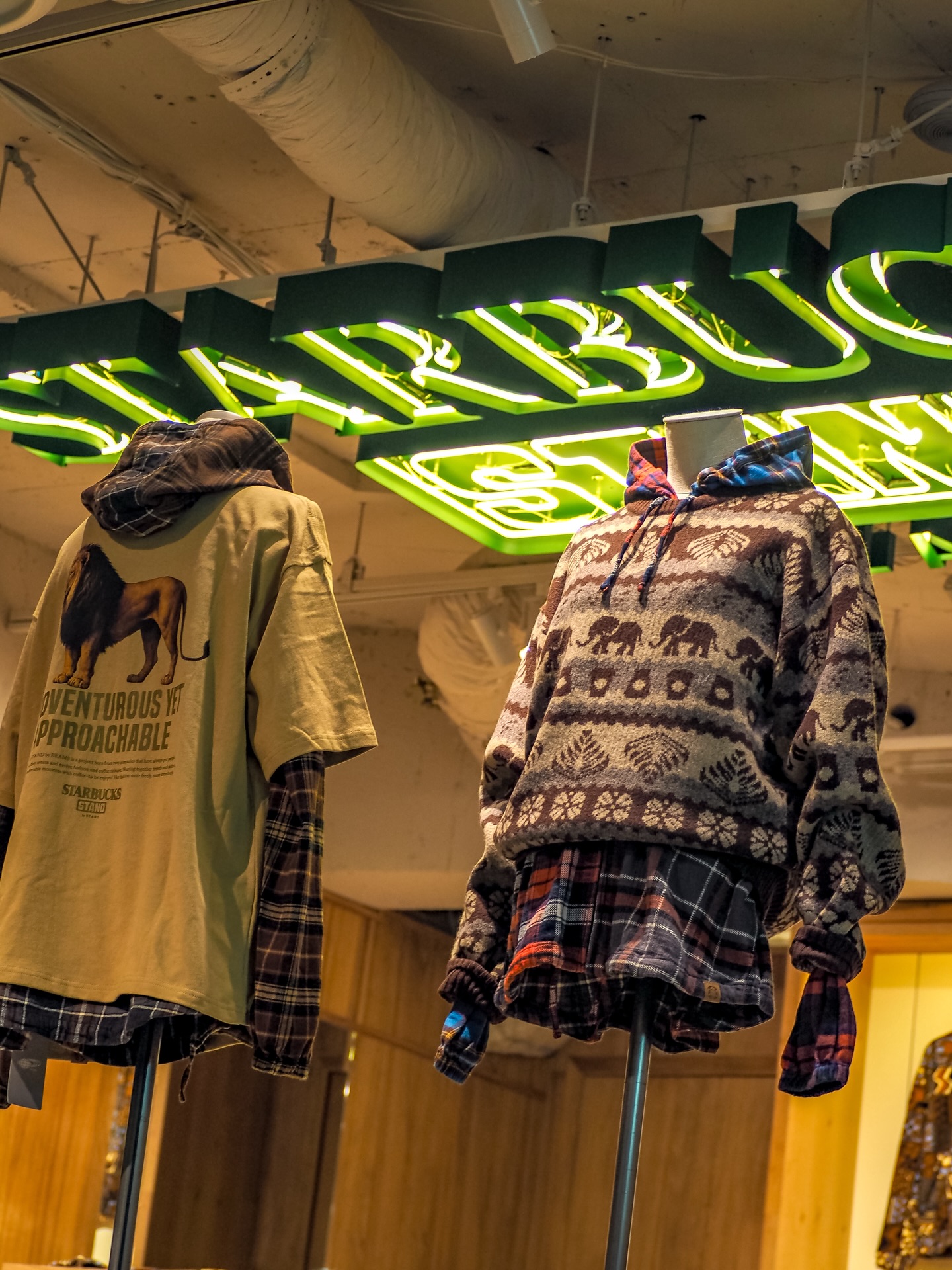 스타벅스 x 빔즈의 이번 테마는?🔍
케냐에서 출발한 빈티지 무드와 이색 아이템 같이 살펴보자💚🤎
스타벅스와 빔즈의 협업은 커피 브랜드와 패션 라이프스타일 브랜드의 만남이라는 점에서 꾸준히 주목받아 왔죠. 이번 협업 역시 새로운 테마 " SEASONAL Collection"으로, 커피 원두 생산 지역 케냐에서 영감을 받은 총 13가지 품목으로 구성되었습니다.
브라운과 옐로, 그린 톤의 케냐 전통 패턴에 코끼리와 리프 모티프가 더해진 플리스는 빈티지한 무드가 느껴지죠. 이 외에도 자카드 크루 니트, 바라클라바, 블루종 등 이색적이고 유니크한 아이템이 더해진 감각적인 협업 컬렉션을 선보였습니다. 이미지3