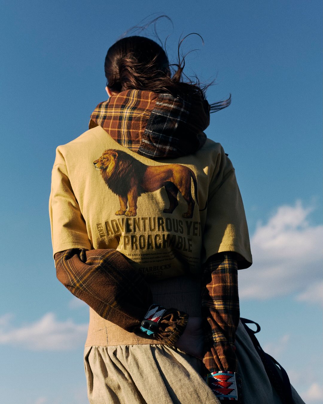 스타벅스 x 빔즈의 이번 테마는?🔍
케냐에서 출발한 빈티지 무드와 이색 아이템 같이 살펴보자💚🤎
스타벅스와 빔즈의 협업은 커피 브랜드와 패션 라이프스타일 브랜드의 만남이라는 점에서 꾸준히 주목받아 왔죠. 이번 협업 역시 새로운 테마 " SEASONAL Collection"으로, 커피 원두 생산 지역 케냐에서 영감을 받은 총 13가지 품목으로 구성되었습니다.
브라운과 옐로, 그린 톤의 케냐 전통 패턴에 코끼리와 리프 모티프가 더해진 플리스는 빈티지한 무드가 느껴지죠. 이 외에도 자카드 크루 니트, 바라클라바, 블루종 등 이색적이고 유니크한 아이템이 더해진 감각적인 협업 컬렉션을 선보였습니다. 이미지4