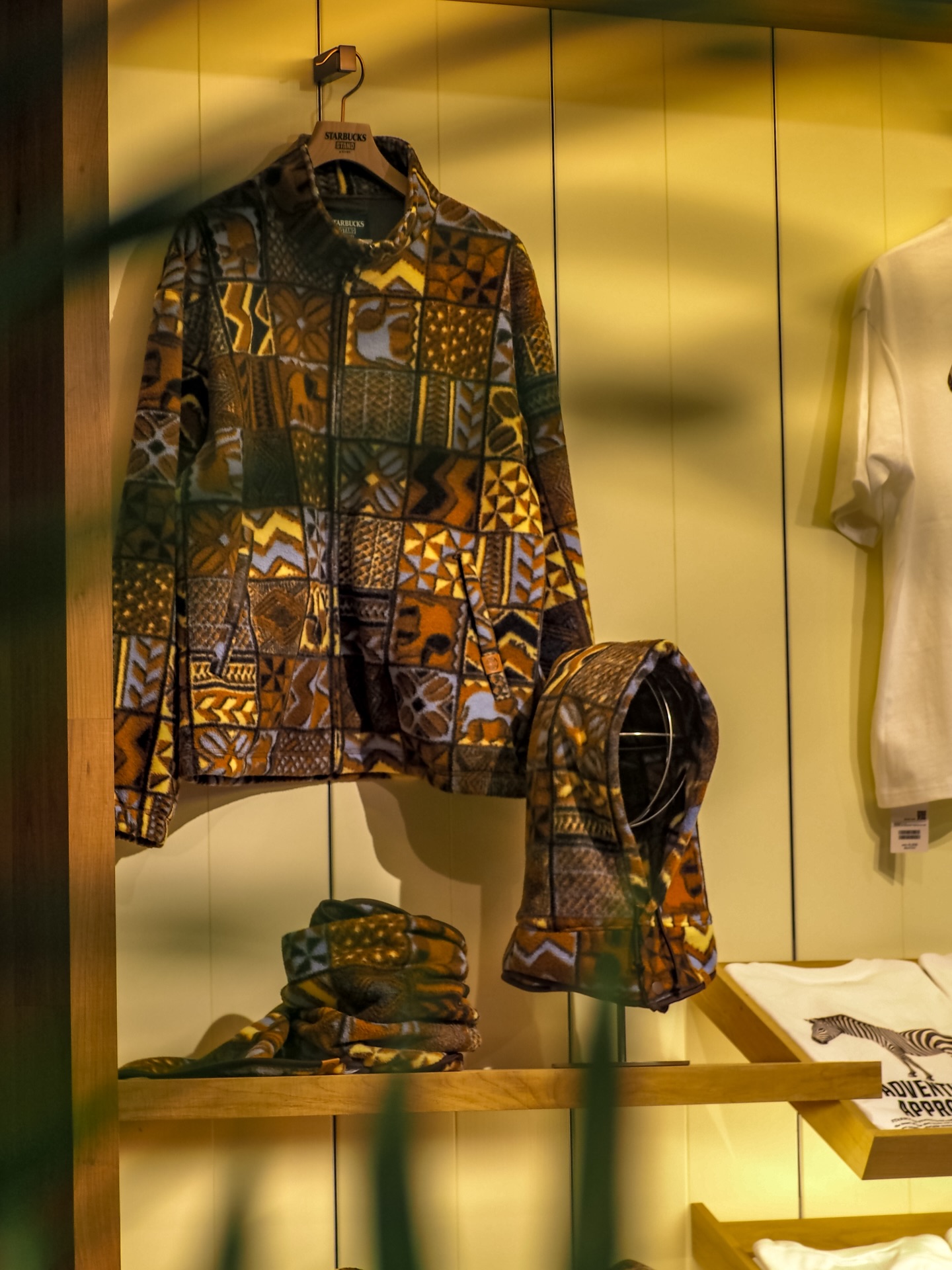 스타벅스 x 빔즈의 이번 테마는?🔍
케냐에서 출발한 빈티지 무드와 이색 아이템 같이 살펴보자💚🤎
스타벅스와 빔즈의 협업은 커피 브랜드와 패션 라이프스타일 브랜드의 만남이라는 점에서 꾸준히 주목받아 왔죠. 이번 협업 역시 새로운 테마 " SEASONAL Collection"으로, 커피 원두 생산 지역 케냐에서 영감을 받은 총 13가지 품목으로 구성되었습니다.
브라운과 옐로, 그린 톤의 케냐 전통 패턴에 코끼리와 리프 모티프가 더해진 플리스는 빈티지한 무드가 느껴지죠. 이 외에도 자카드 크루 니트, 바라클라바, 블루종 등 이색적이고 유니크한 아이템이 더해진 감각적인 협업 컬렉션을 선보였습니다. 이미지9