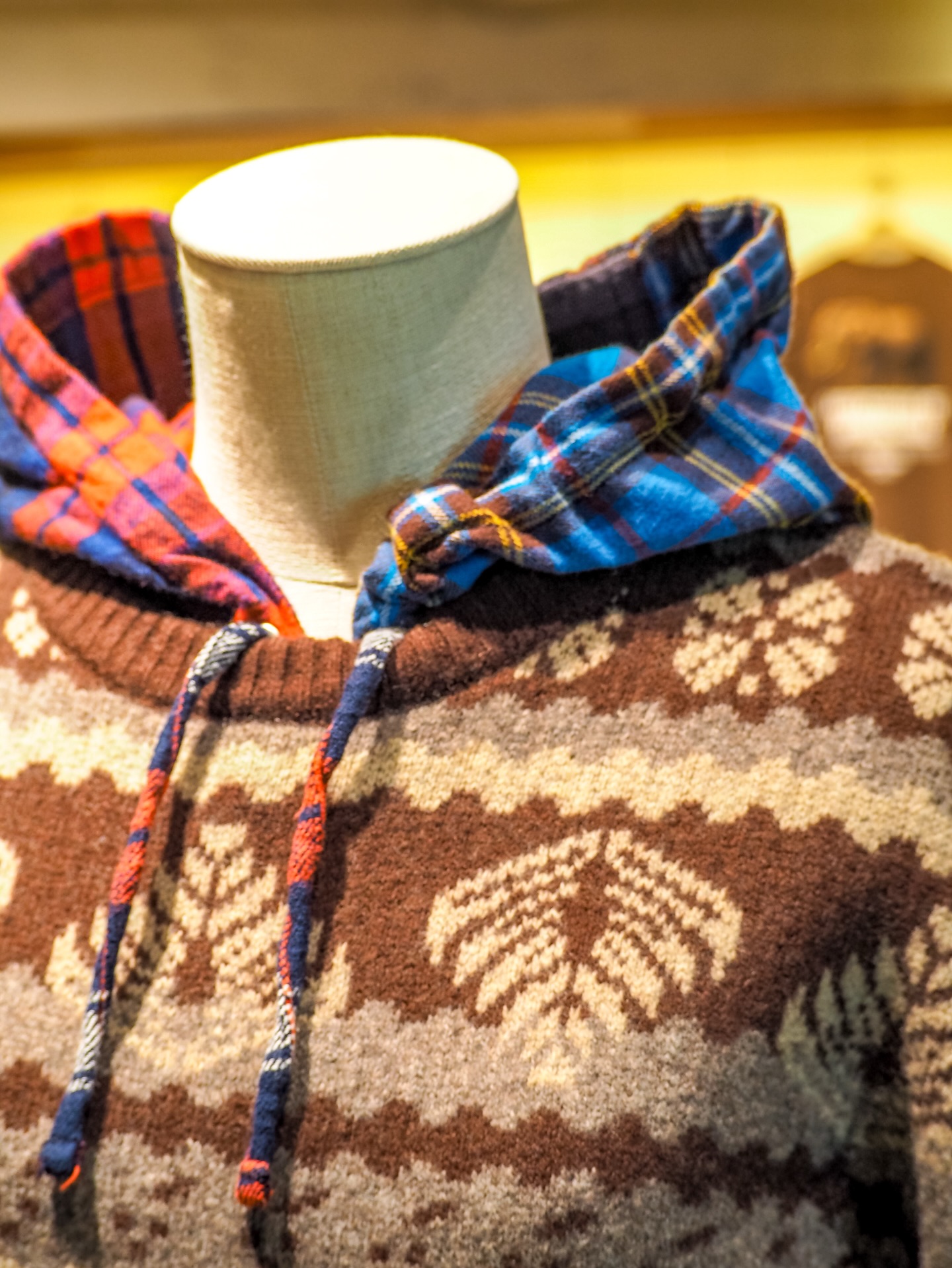 스타벅스 x 빔즈의 이번 테마는?🔍
케냐에서 출발한 빈티지 무드와 이색 아이템 같이 살펴보자💚🤎
스타벅스와 빔즈의 협업은 커피 브랜드와 패션 라이프스타일 브랜드의 만남이라는 점에서 꾸준히 주목받아 왔죠. 이번 협업 역시 새로운 테마 " SEASONAL Collection"으로, 커피 원두 생산 지역 케냐에서 영감을 받은 총 13가지 품목으로 구성되었습니다.
브라운과 옐로, 그린 톤의 케냐 전통 패턴에 코끼리와 리프 모티프가 더해진 플리스는 빈티지한 무드가 느껴지죠. 이 외에도 자카드 크루 니트, 바라클라바, 블루종 등 이색적이고 유니크한 아이템이 더해진 감각적인 협업 컬렉션을 선보였습니다. 이미지5