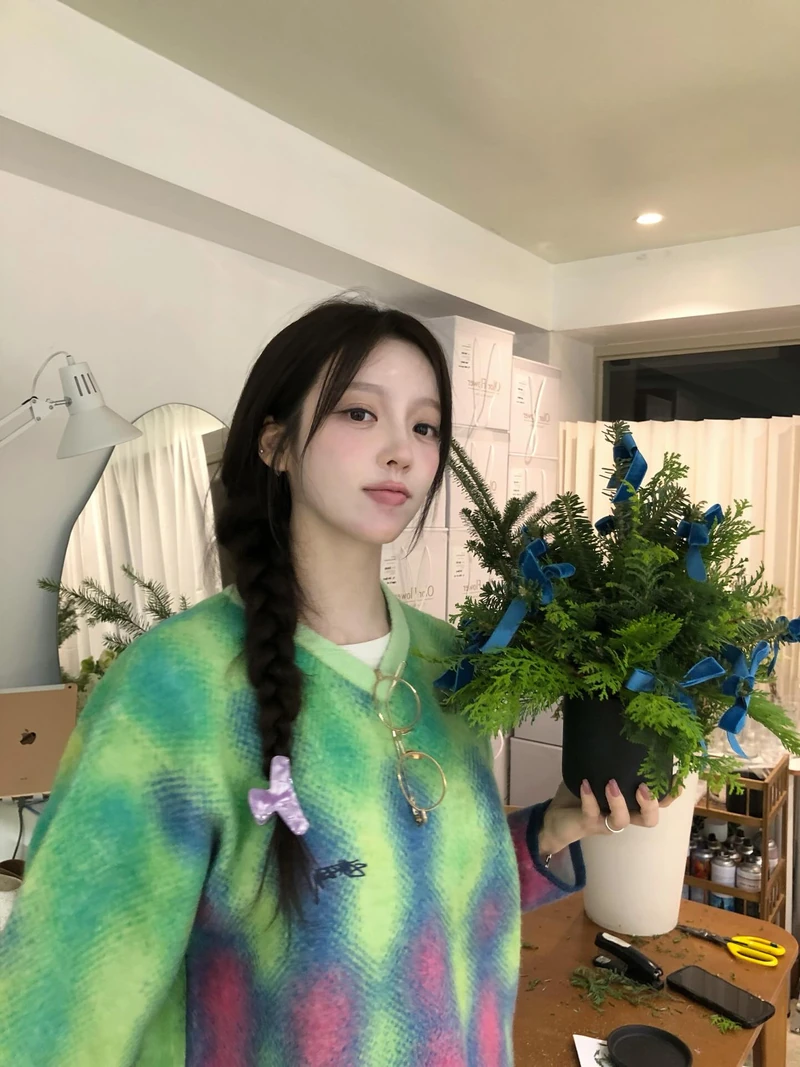 목선 살려주는 브이넥니트💛
답답함 없이 얼굴선은 또렷하게, 겨울 니트도 가볍게 연출🤍 이미지1
