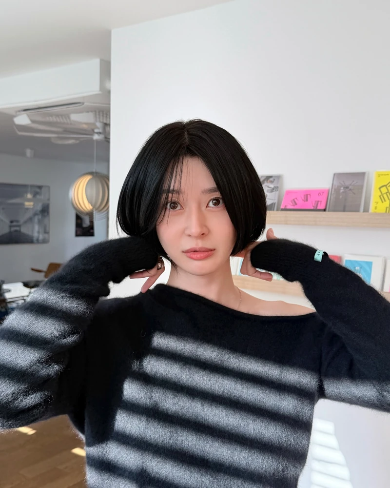 아우터 안에 숨겨둔 오픈숄더😳
춥다고 다 가릴 필요는 없잖아? 오픈숄더 매력은 바로 갭차이🖤🐈⬛ 이미지1