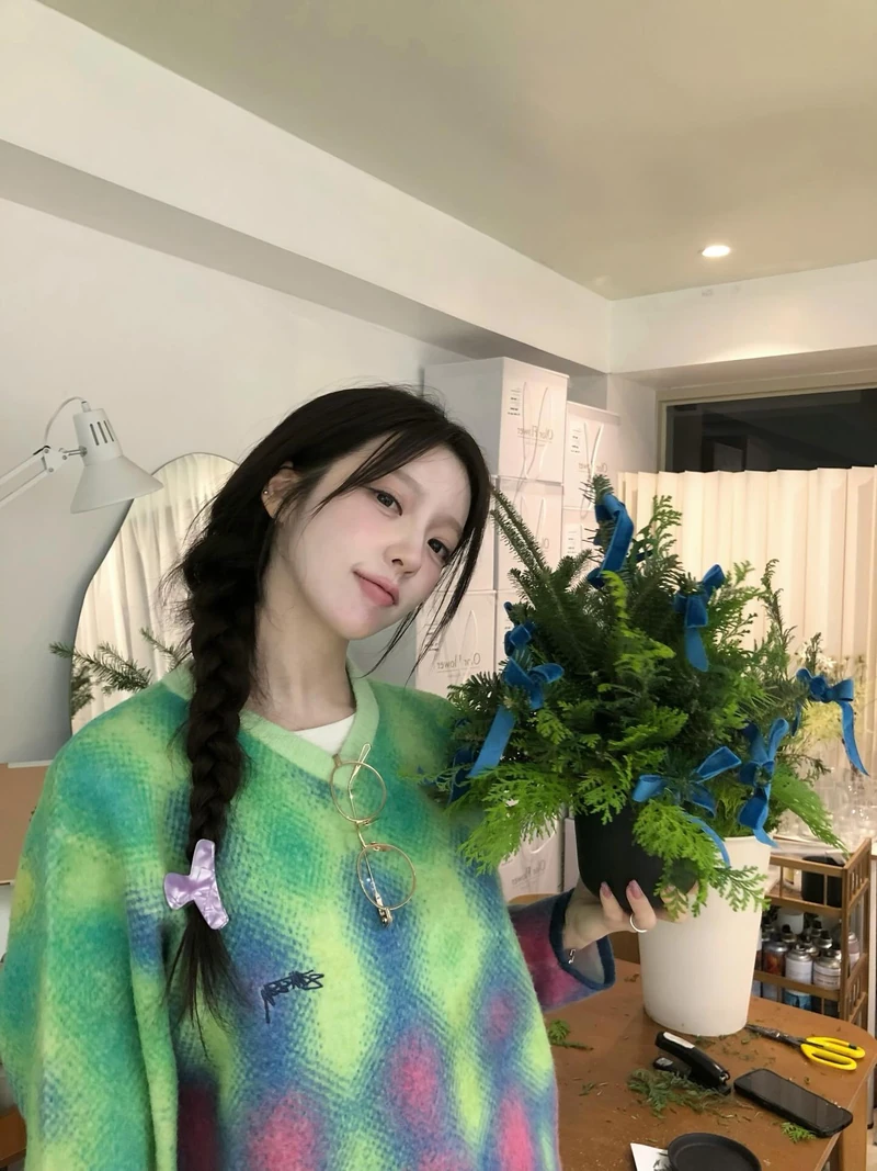 목선 살려주는 브이넥니트💛
답답함 없이 얼굴선은 또렷하게, 겨울 니트도 가볍게 연출🤍 이미지2