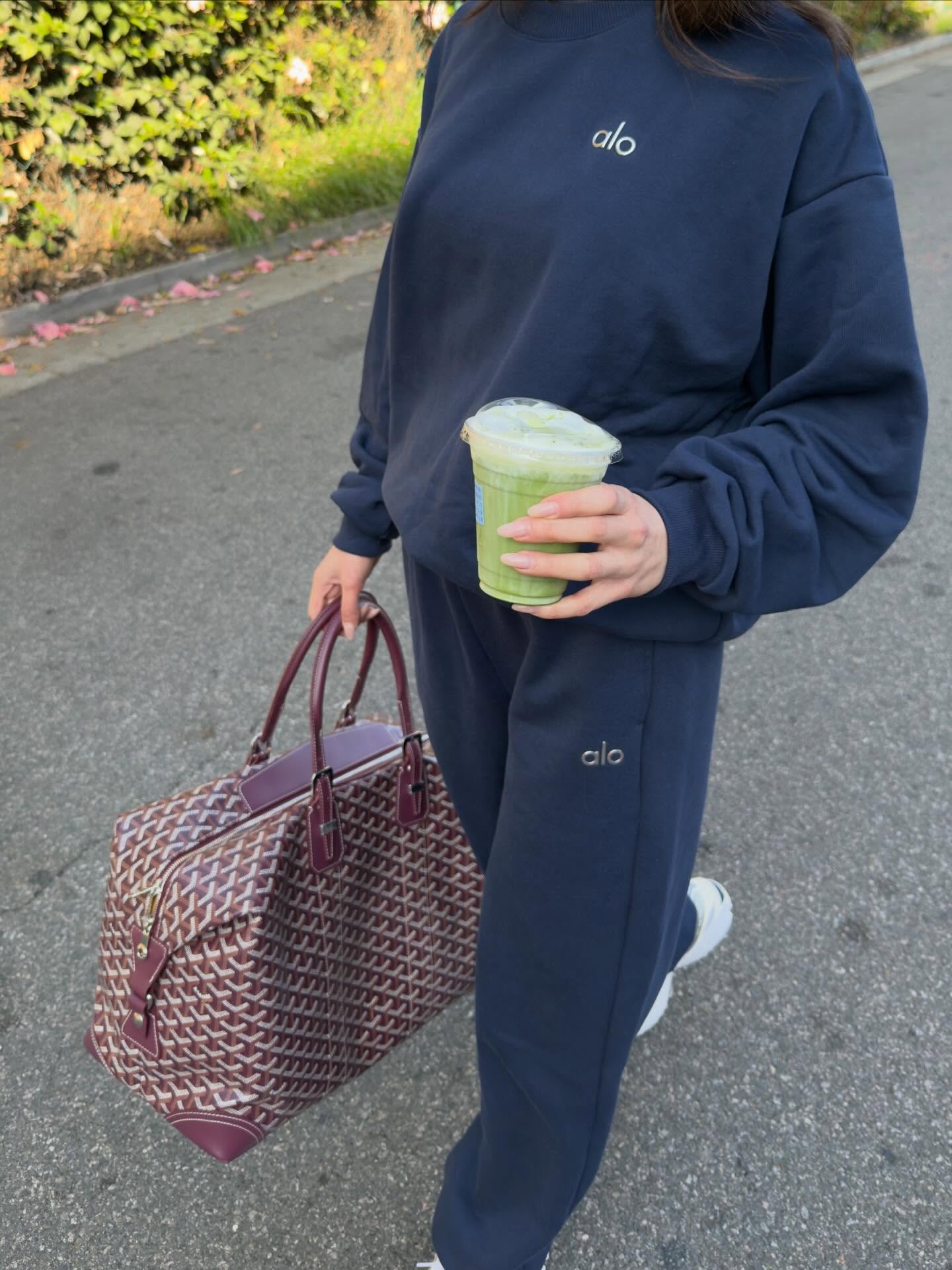 꾸안꾸 여행룩은 알로✈️
오래 걸어도 편한 알로 셋업💙🧢
1. 아콜레이드 크루넥 풀오버, 20만 원대
프렌치 테리 소재로 안감은 포근한 착용감의 스웻셔츠입니다. 여유있는 핏에 미니멀한 로고디테일이 더해졌습니다.
2.아콜레이드 스웻팬츠, 20만 원대
밴딩 웨이스트와 스트레이트 실루엣으로 편안하면서도 깔끔한 핏을 완성하는 스웻팬츠입니다. 여유 있는 유니섹스 디자인으로 데일리부터 외출까지 활용하기 좋은 아이템입니다. 이미지5