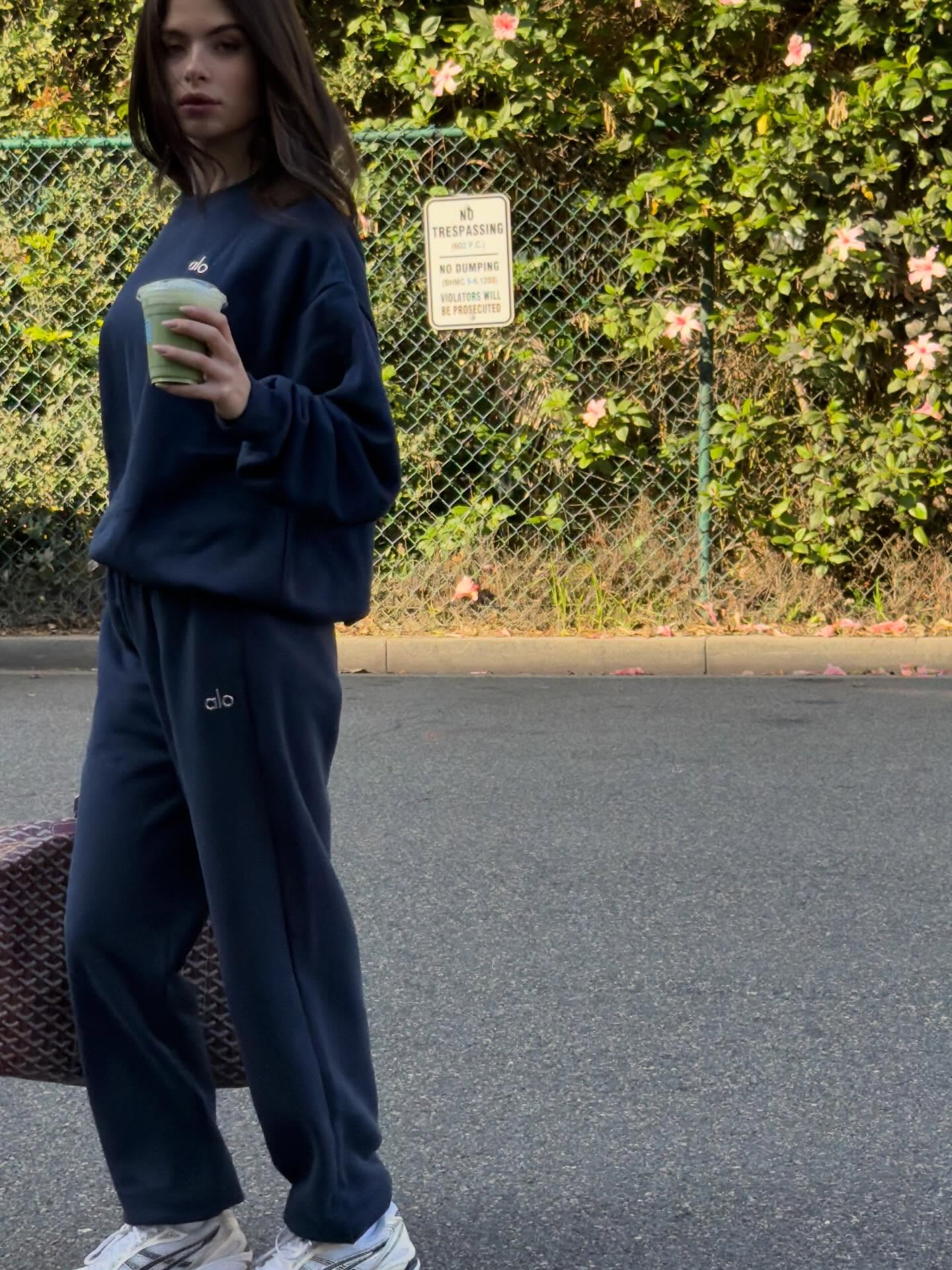 꾸안꾸 여행룩은 알로✈️
오래 걸어도 편한 알로 셋업💙🧢
1. 아콜레이드 크루넥 풀오버, 20만 원대
프렌치 테리 소재로 안감은 포근한 착용감의 스웻셔츠입니다. 여유있는 핏에 미니멀한 로고디테일이 더해졌습니다.
2.아콜레이드 스웻팬츠, 20만 원대
밴딩 웨이스트와 스트레이트 실루엣으로 편안하면서도 깔끔한 핏을 완성하는 스웻팬츠입니다. 여유 있는 유니섹스 디자인으로 데일리부터 외출까지 활용하기 좋은 아이템입니다. 이미지6