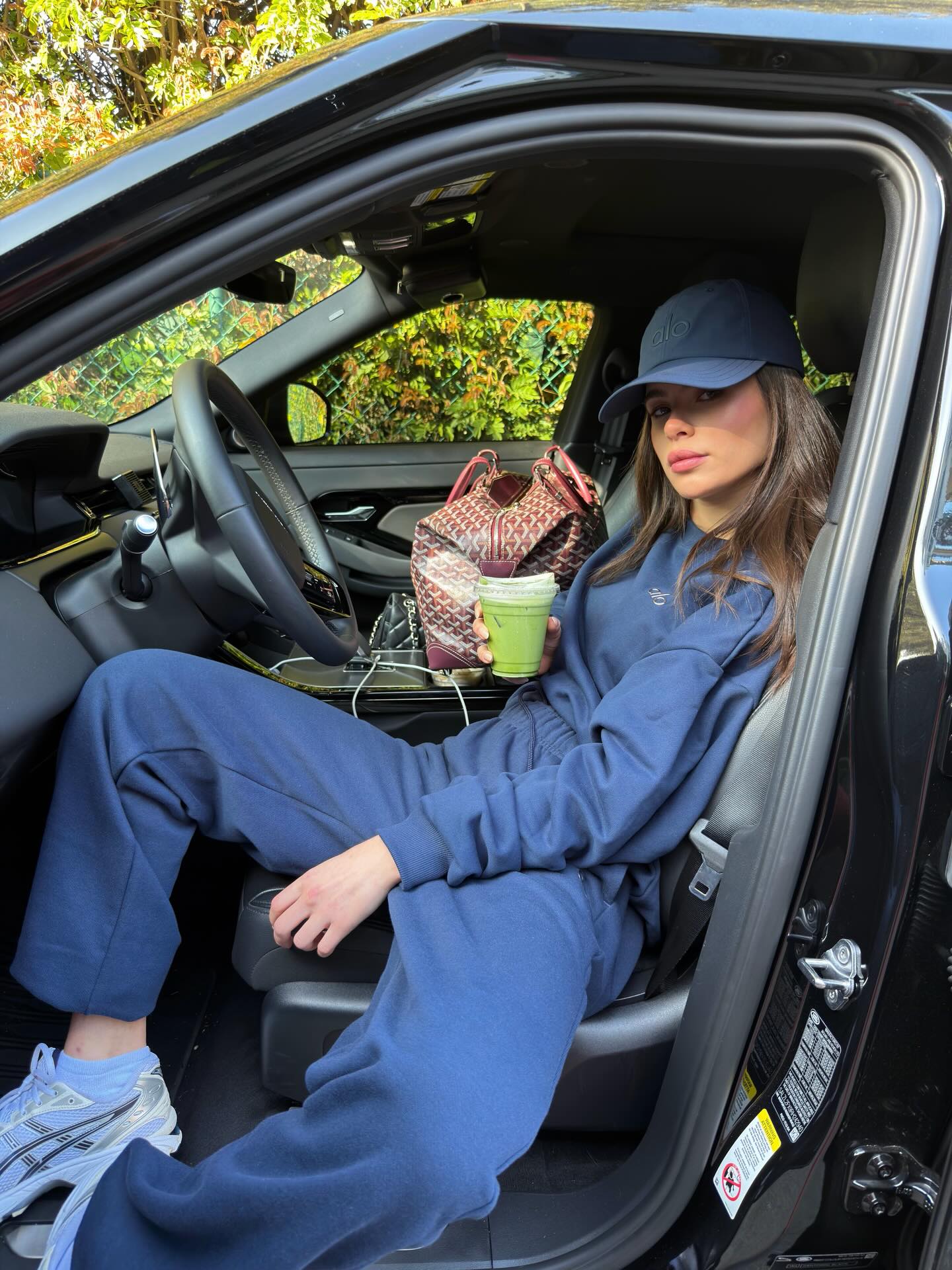 꾸안꾸 여행룩은 알로✈️
오래 걸어도 편한 알로 셋업💙🧢
1. 아콜레이드 크루넥 풀오버, 20만 원대
프렌치 테리 소재로 안감은 포근한 착용감의 스웻셔츠입니다. 여유있는 핏에 미니멀한 로고디테일이 더해졌습니다.
2.아콜레이드 스웻팬츠, 20만 원대
밴딩 웨이스트와 스트레이트 실루엣으로 편안하면서도 깔끔한 핏을 완성하는 스웻팬츠입니다. 여유 있는 유니섹스 디자인으로 데일리부터 외출까지 활용하기 좋은 아이템입니다. 이미지2