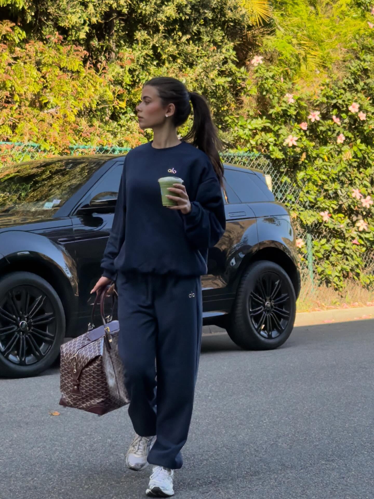 꾸안꾸 여행룩은 알로✈️
오래 걸어도 편한 알로 셋업💙🧢
1. 아콜레이드 크루넥 풀오버, 20만 원대
프렌치 테리 소재로 안감은 포근한 착용감의 스웻셔츠입니다. 여유있는 핏에 미니멀한 로고디테일이 더해졌습니다.
2.아콜레이드 스웻팬츠, 20만 원대
밴딩 웨이스트와 스트레이트 실루엣으로 편안하면서도 깔끔한 핏을 완성하는 스웻팬츠입니다. 여유 있는 유니섹스 디자인으로 데일리부터 외출까지 활용하기 좋은 아이템입니다. 이미지1