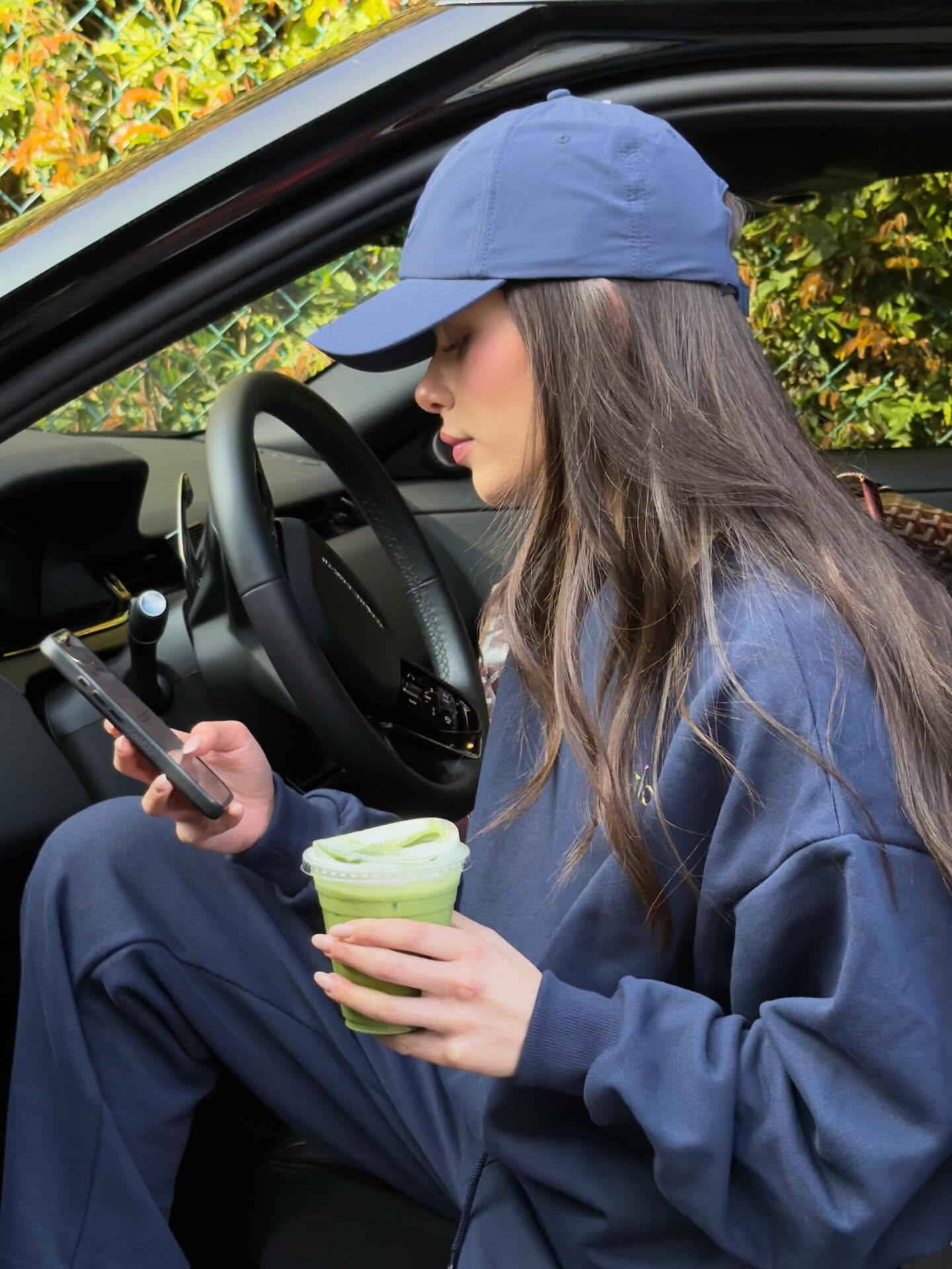 꾸안꾸 여행룩은 알로✈️
오래 걸어도 편한 알로 셋업💙🧢
1. 아콜레이드 크루넥 풀오버, 20만 원대
프렌치 테리 소재로 안감은 포근한 착용감의 스웻셔츠입니다. 여유있는 핏에 미니멀한 로고디테일이 더해졌습니다.
2.아콜레이드 스웻팬츠, 20만 원대
밴딩 웨이스트와 스트레이트 실루엣으로 편안하면서도 깔끔한 핏을 완성하는 스웻팬츠입니다. 여유 있는 유니섹스 디자인으로 데일리부터 외출까지 활용하기 좋은 아이템입니다. 이미지3